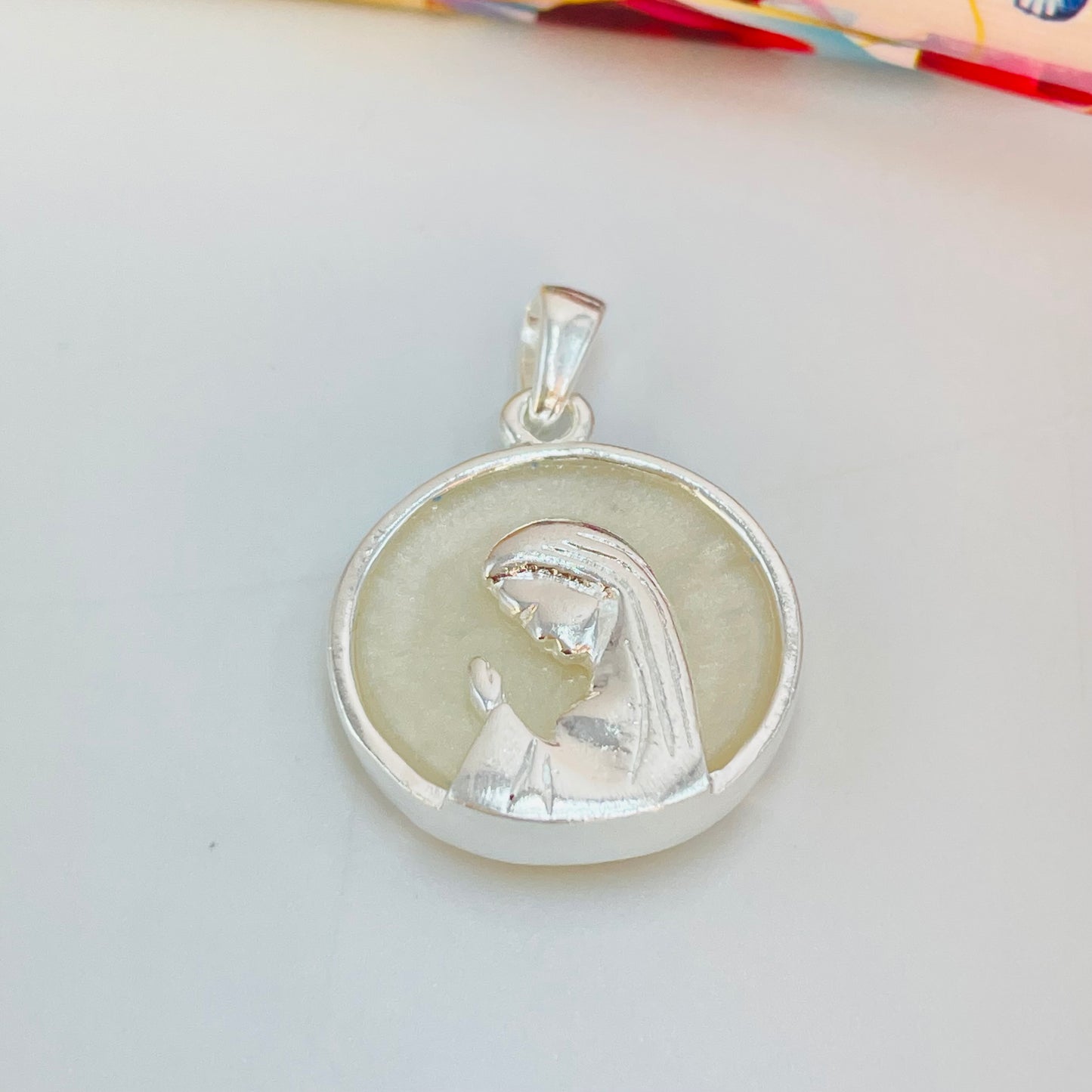 FP1051 Colgante Virgen Niña fondo Cristal diá. 23 mm más argollita más valier Figura Baño Plata