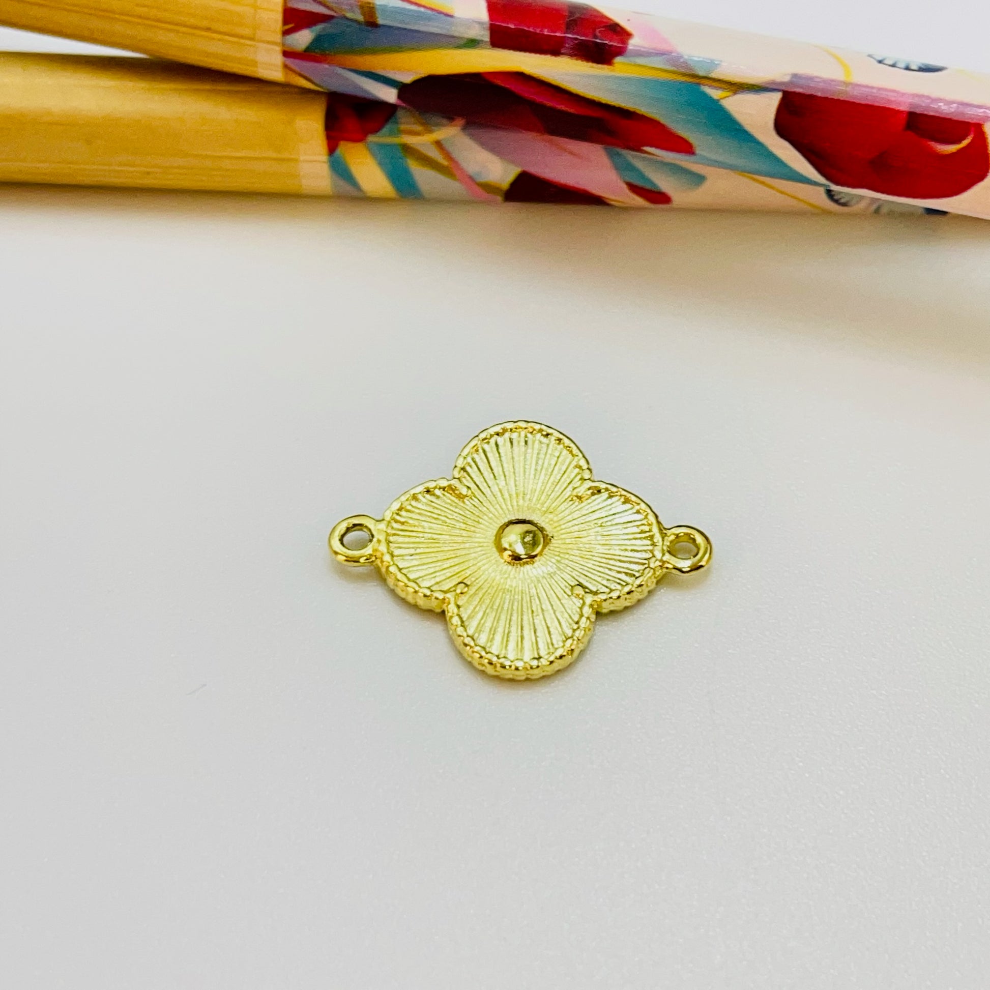 Joyas por Mayor Joyas Bañadas en Oro por Mayor Insumos para Joyas FO1177 Conector Tipo Trébol 4 hojas Punto Central en relieve líneas estampadas borde rutilado 15 mm más argollitas Espesor 1.2 mm Figura Baño Oro