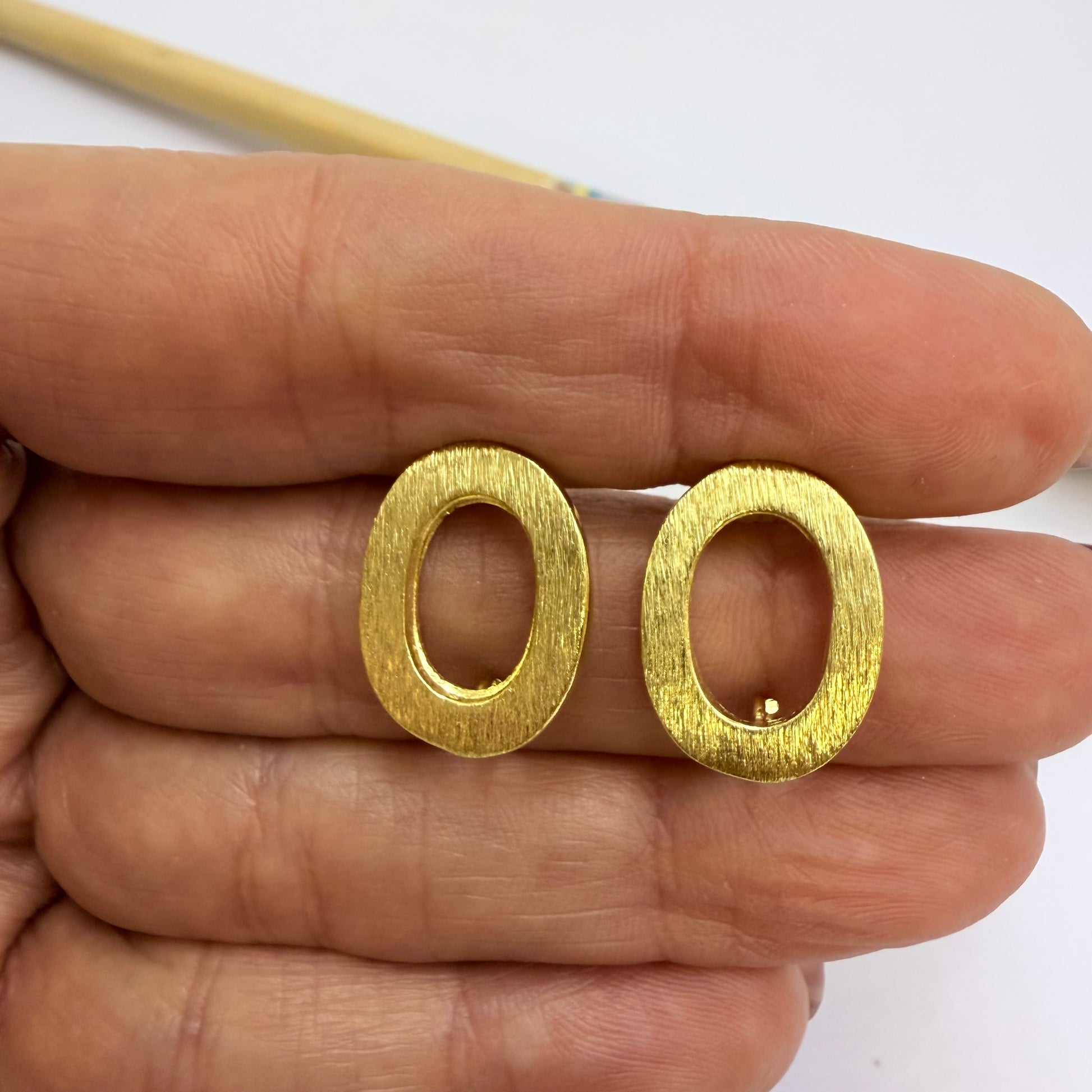 Joyas por Mayor Joyas Bañadas en Oro por Mayor Insumos para Joyas BO116 Base de Aro Ovalada Calada Argolla Posterior 18 x 13 mm Espesor 2.2 mm Base de Aro Baño Oro