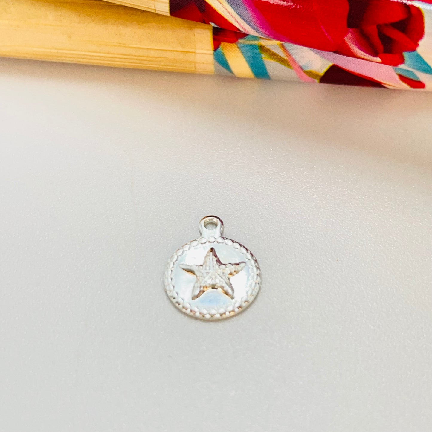 FP1196 Mini Colgante Redondo Diseños de Mar Borde Rutilado Diá. 8 mm más argollita Espesor 1 mm Figura Baño Plata