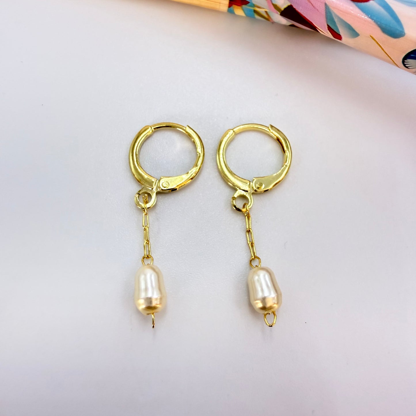 Joyas por Mayor Joyas Bañadas en Oro por Mayor Insumos para Joyas XO562 Aro Argolla con Perla tipo Río de 7x5 mm Largo Total 30 mm Largo cadena 18 mm Aro Baño Oro
