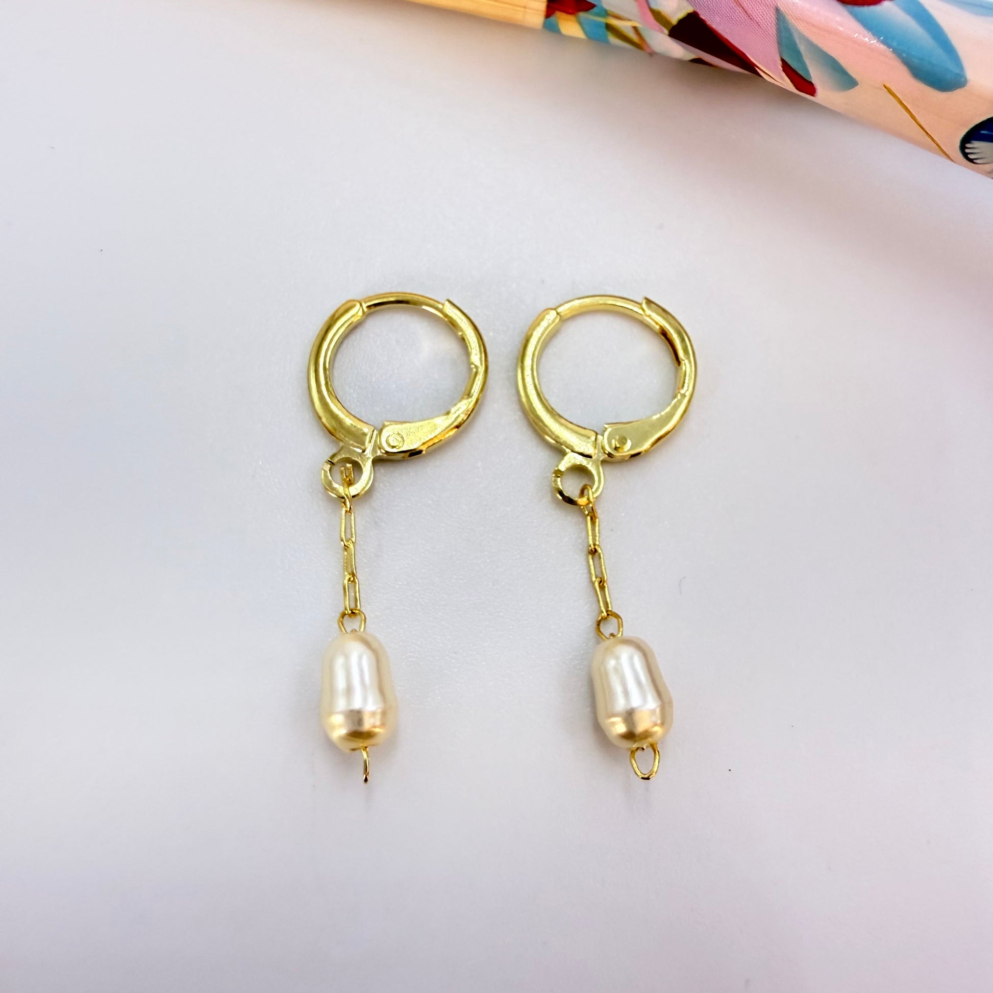 Joyas por Mayor Joyas Bañadas en Oro por Mayor Insumos para Joyas XO562 Aro Argolla con Perla tipo Río de 7x5 mm Largo Total 30 mm Largo cadena 18 mm Aro Baño Oro