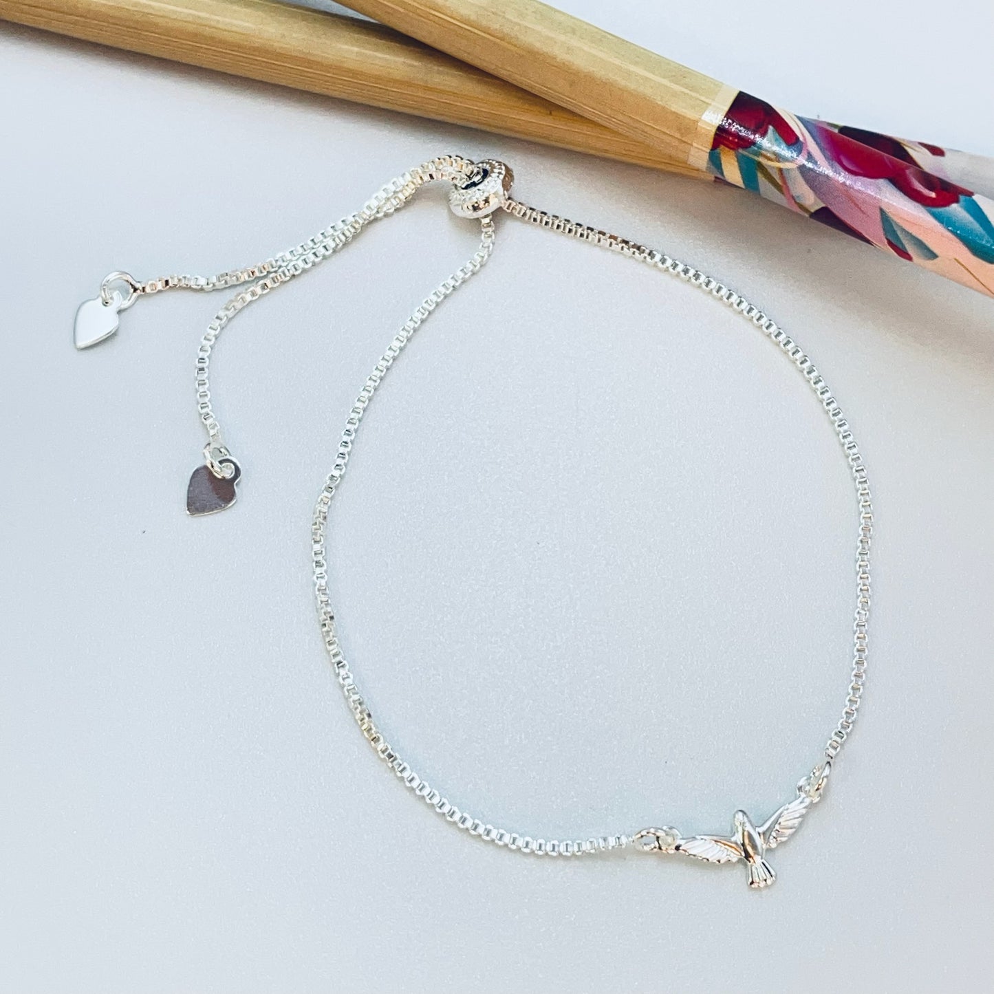 PP27 Pulsera Regulable Espíritu Santo 8 x 15 mm Espesor 1 mm Cadena Veneciana Espesor 1 mm Largo 23 mm Bolita Silicona Terminales Corazón Pulsera Baño Plata