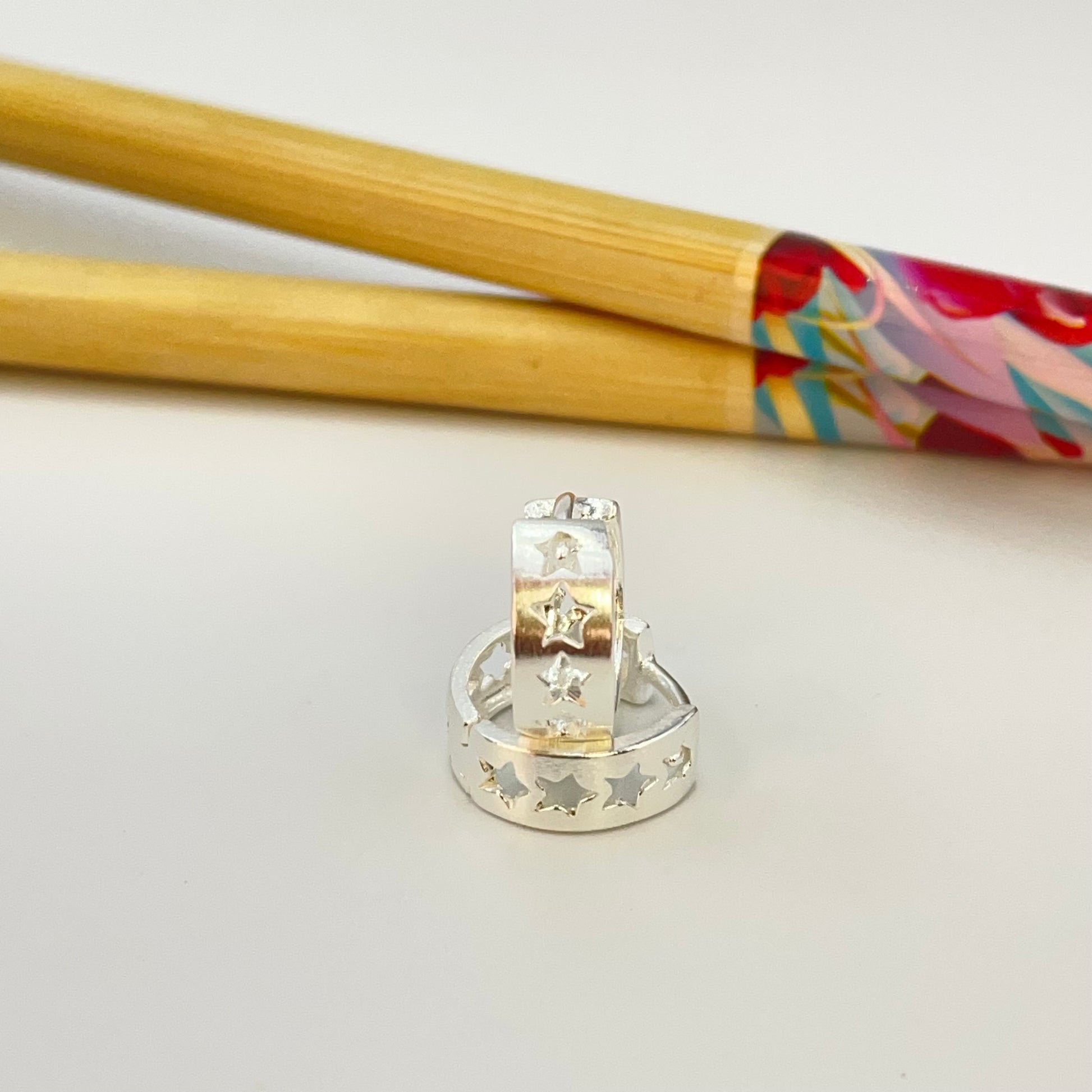 XP116 Aro Argolla Estrellas Caladas 12 mm ancho 5 mm Aro Baño Plata Aros Bañados en Oro y Plata hecho de Bronce Bañado en Plata 50 ml Joyas Bañadas en Plata