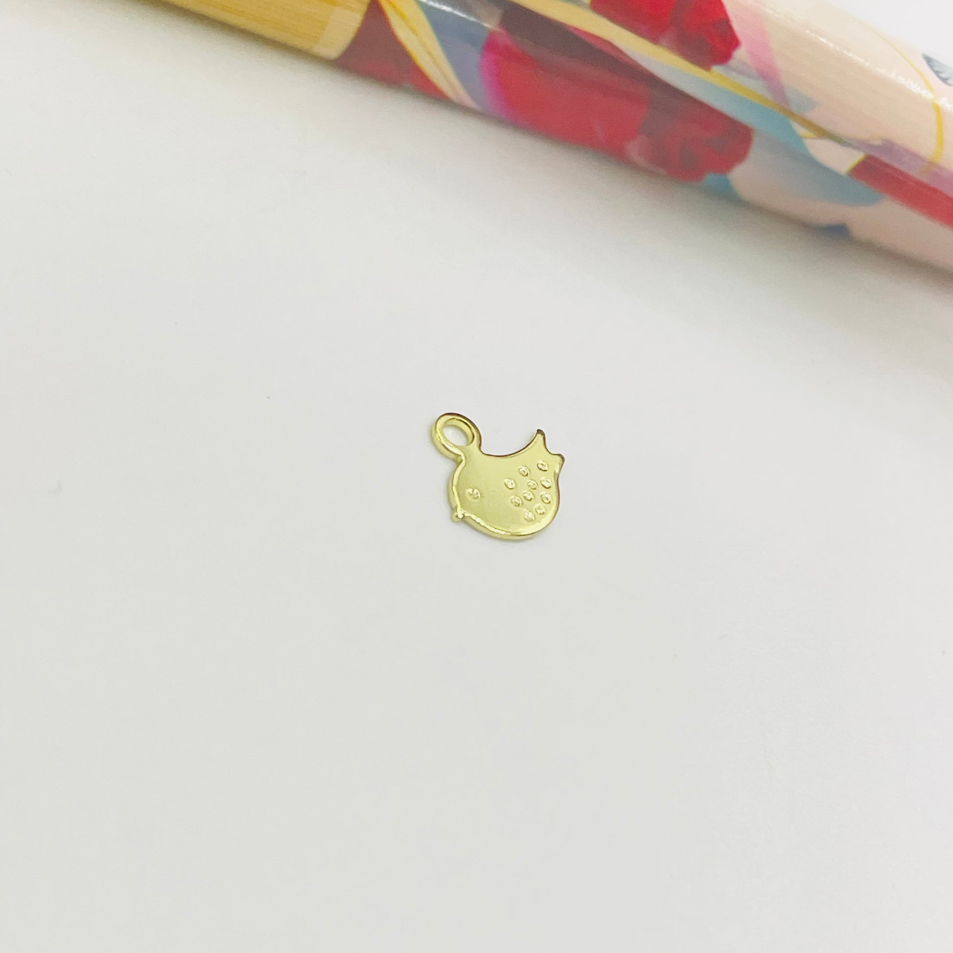 FO430 Pajarito 8 x 7 mm Figura Baño Oro Figuras Bañadas en Oro y Plata hecho de Bronce Bañado en Oro 18K