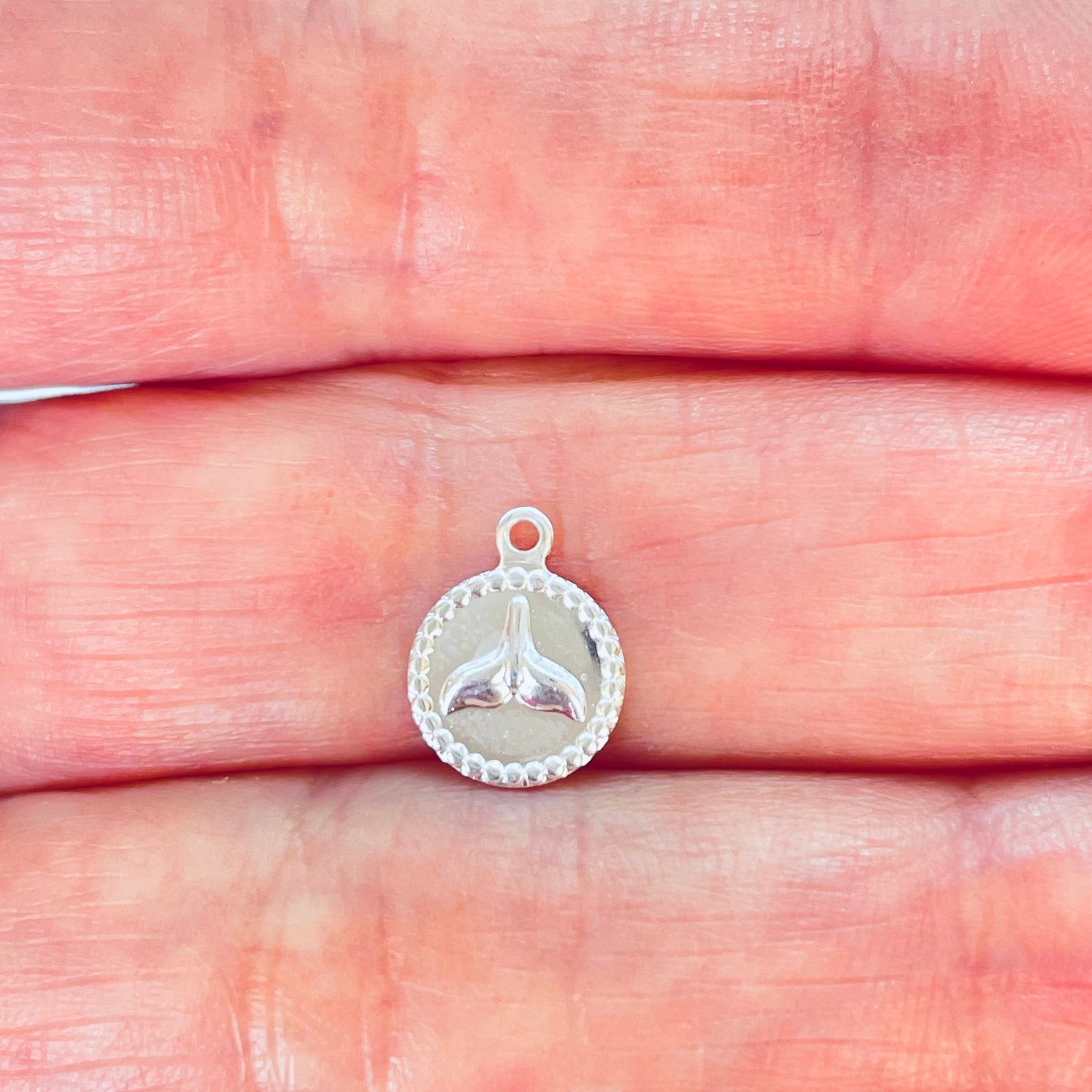 FP1196 Mini Colgante Redondo Diseños de Mar Borde Rutilado Diá. 8 mm más argollita Espesor 1 mm Figura Baño Plata