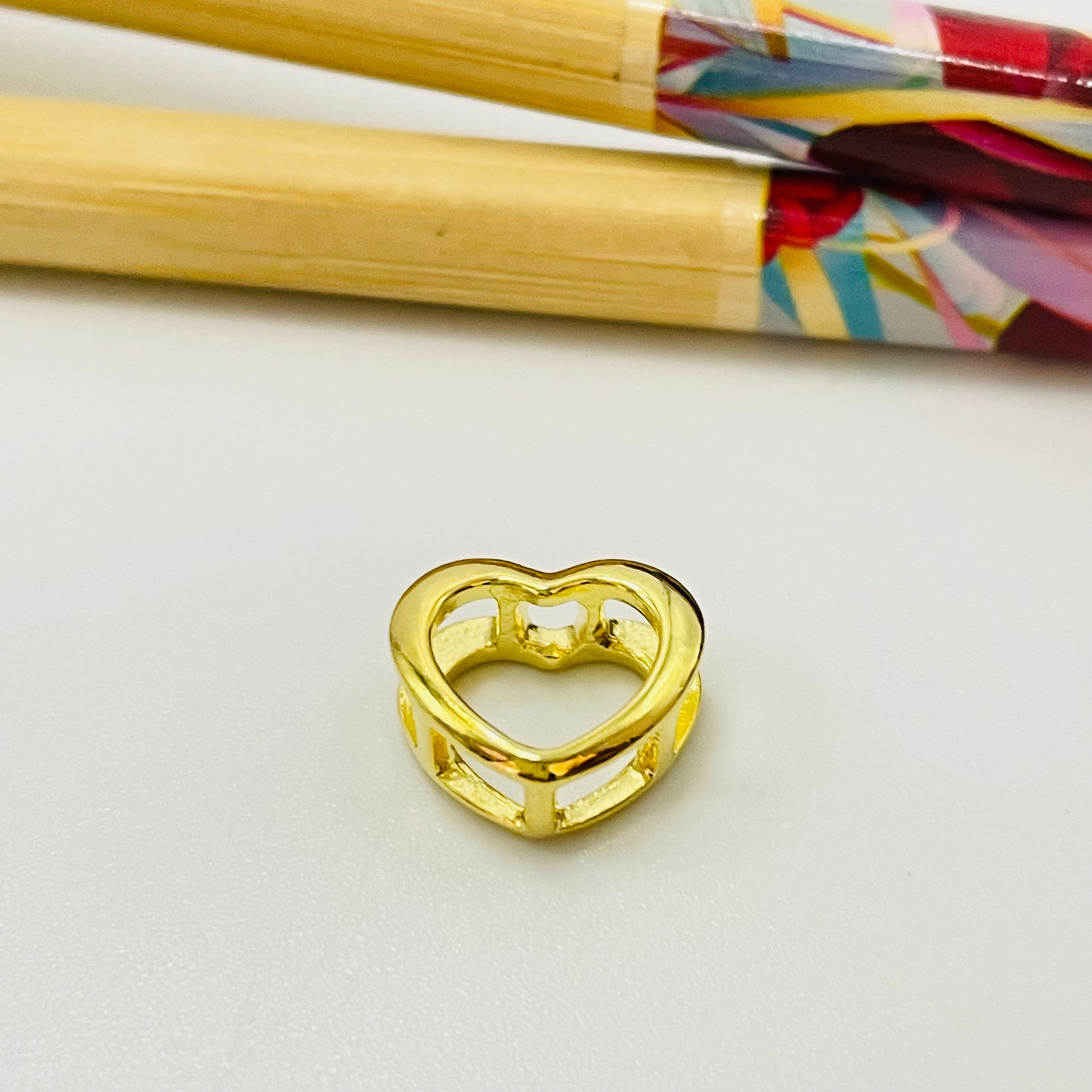 FO1037 Colgante Corazón para pasar circones y borde 11 mm Corazón Interior Doble faz circones y 1 circón 7 mm espesor 5 mm Caja Corazón Calado exterior 12 mm espesor 5 mm Figura Baño Oro Figuras Bañadas hecho de Bronce Bañado en Oro 18K Joyas Bañadas en Oro