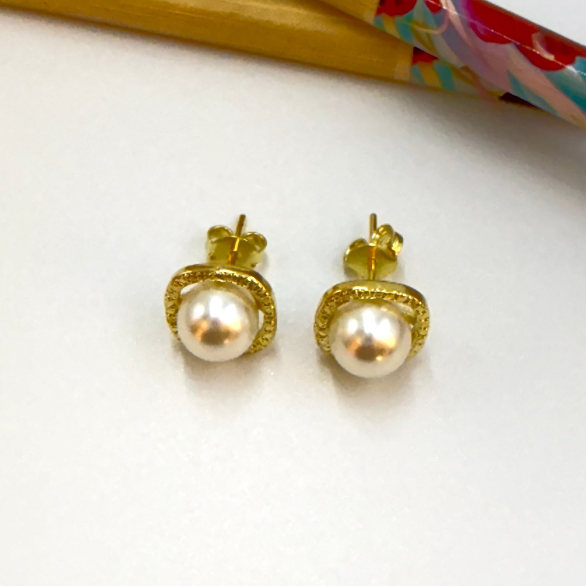 Joyas por Mayor Joyas Bañadas en Oro por Mayor Insumos para Joyas XO560 Aro Media Perla de 10 mm con Bisel Texturado 11 mm Espesor 1.8 mm Aro Baño Oro