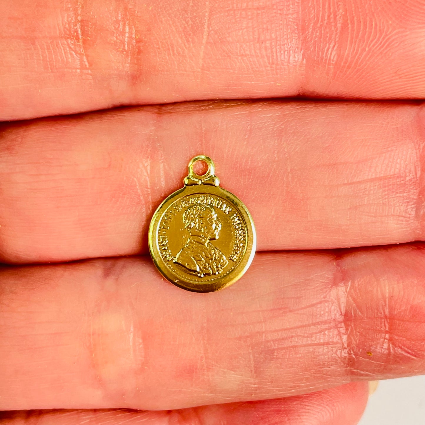 Joyas por Mayor Joyas Bañadas en Oro por Mayor Insumos para Joyas FO1193 Colgante Moneda Austriaca Doble Faz Borde Liso Diá. 11 mm más argollita Espesor 1 mm Figura Baño Oro