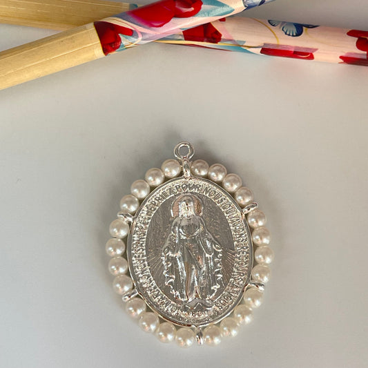FP1119 Colgante Ovalado Virgen de los Milagros Borde perlas de 4 mm 37 x 32 más argollita Figura Baño Plata Figuras Bañadas hecho de Bronce Bañado en Plata 50 ml Joyas Bañadas en Plata