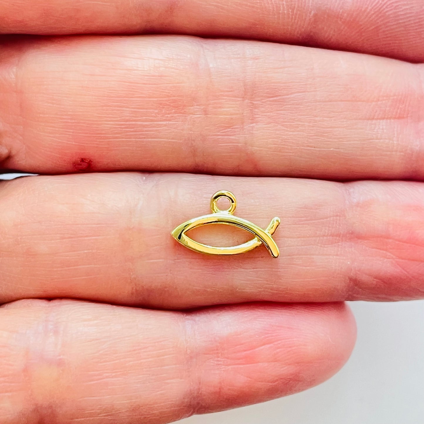 Joyas por Mayor Joyas Bañadas en Oro por Mayor Insumos para Joyas FO1172 Colgante Pez Calado 5.5 x 13 mm más argollita Espesor 1.1 mm Figura Baño Oro