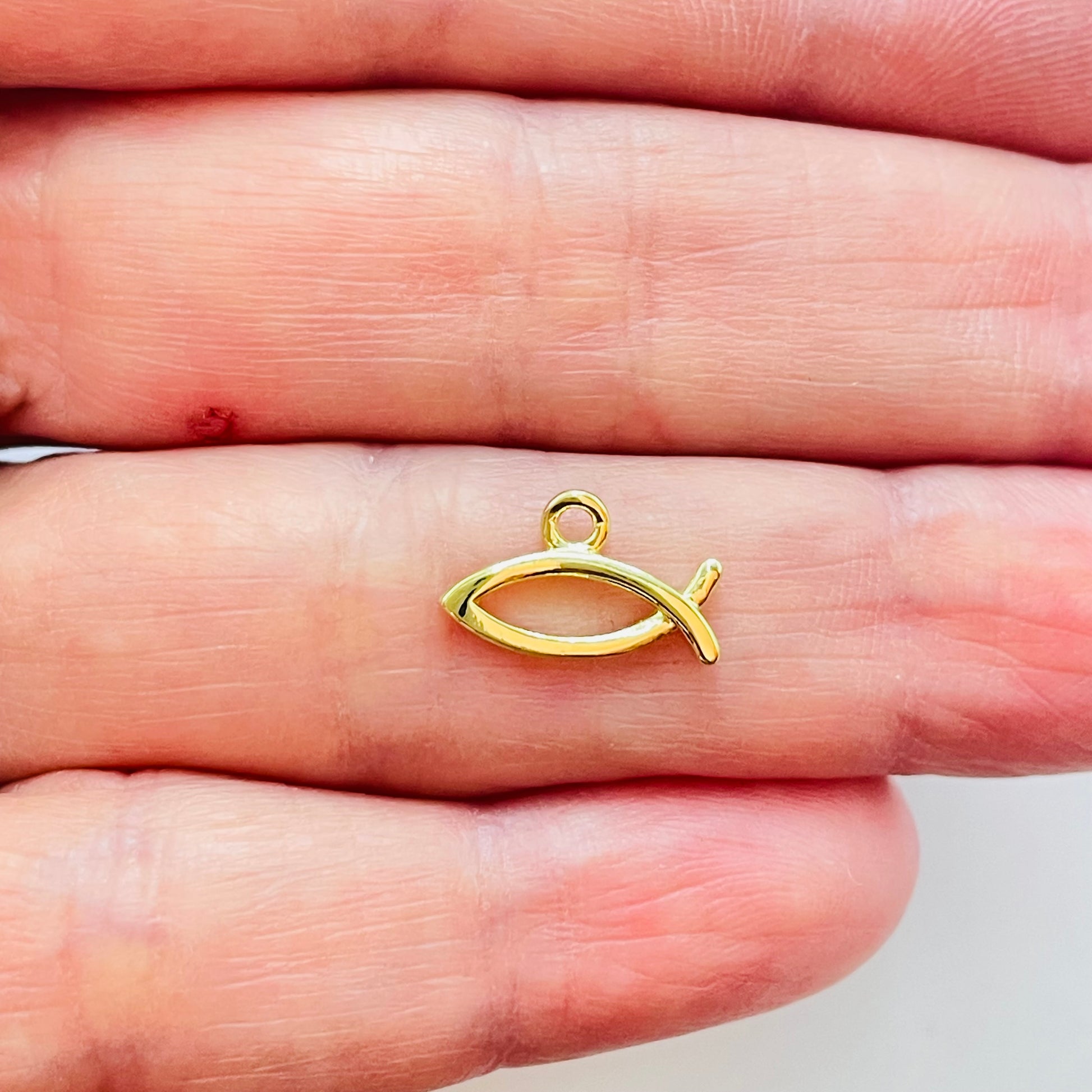Joyas por Mayor Joyas Bañadas en Oro por Mayor Insumos para Joyas FO1172 Colgante Pez Calado 5.5 x 13 mm más argollita Espesor 1.1 mm Figura Baño Oro
