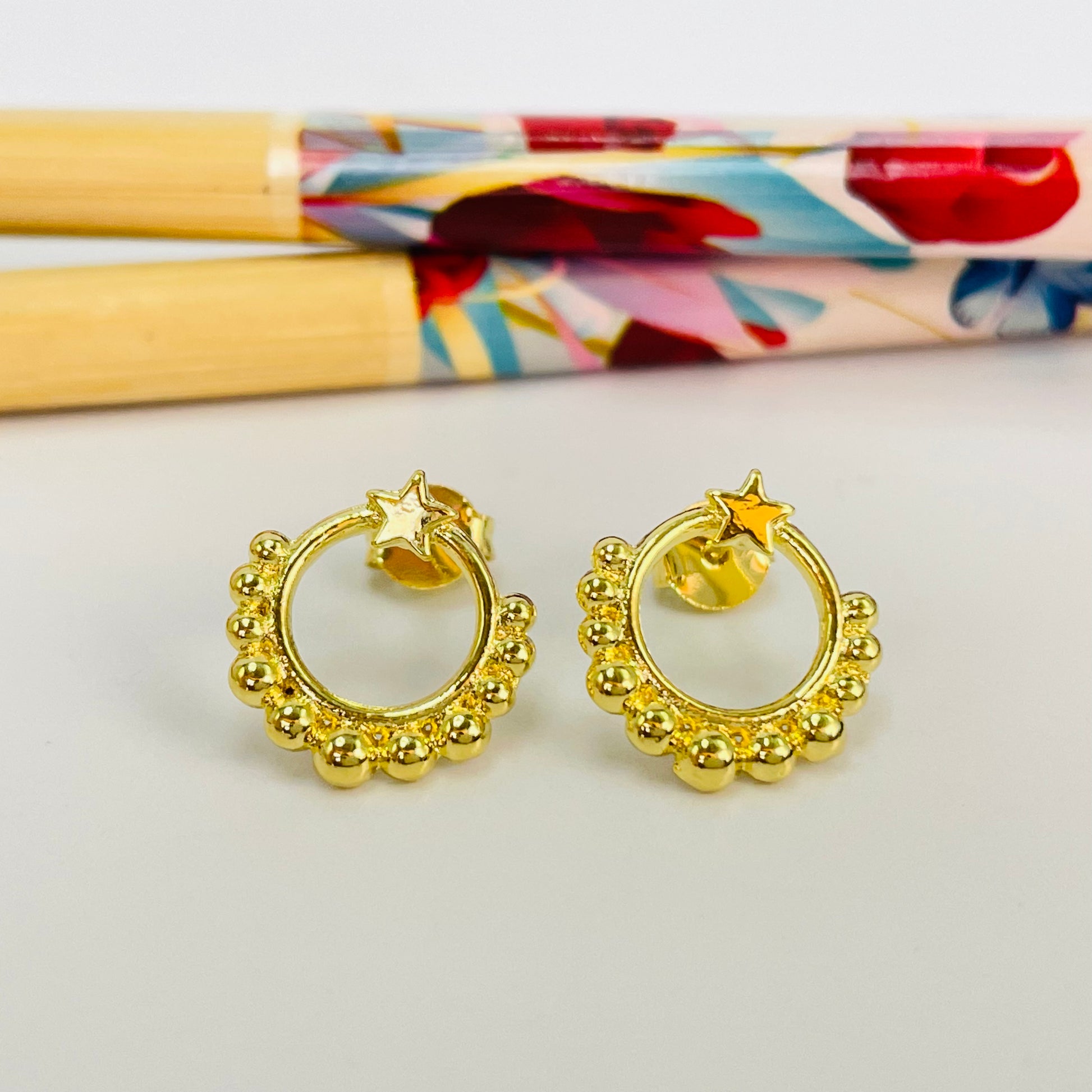 XO383 Aro Argolla frontal bolitas y estrella superior diá. 13 mm Espesor 1.2 mm Aro Baño Oro Aros Bañados hecho de Bronce Bañado en Oro 18K Joyas Bañadas en Oro