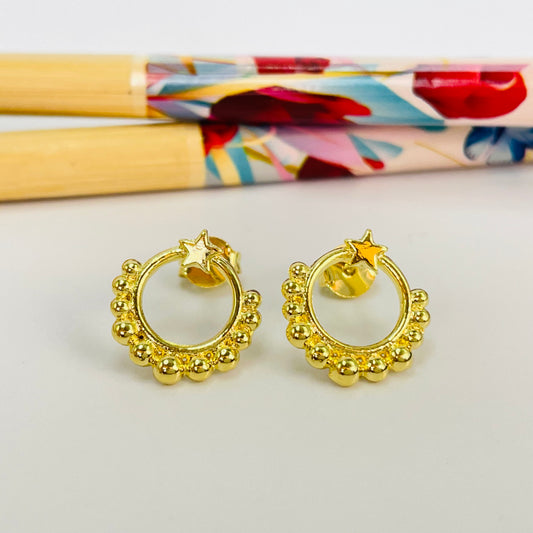XO383 Aro Argolla frontal bolitas y estrella superior diá. 13 mm Espesor 1.2 mm Aro Baño Oro Aros Bañados hecho de Bronce Bañado en Oro 18K Joyas Bañadas en Oro