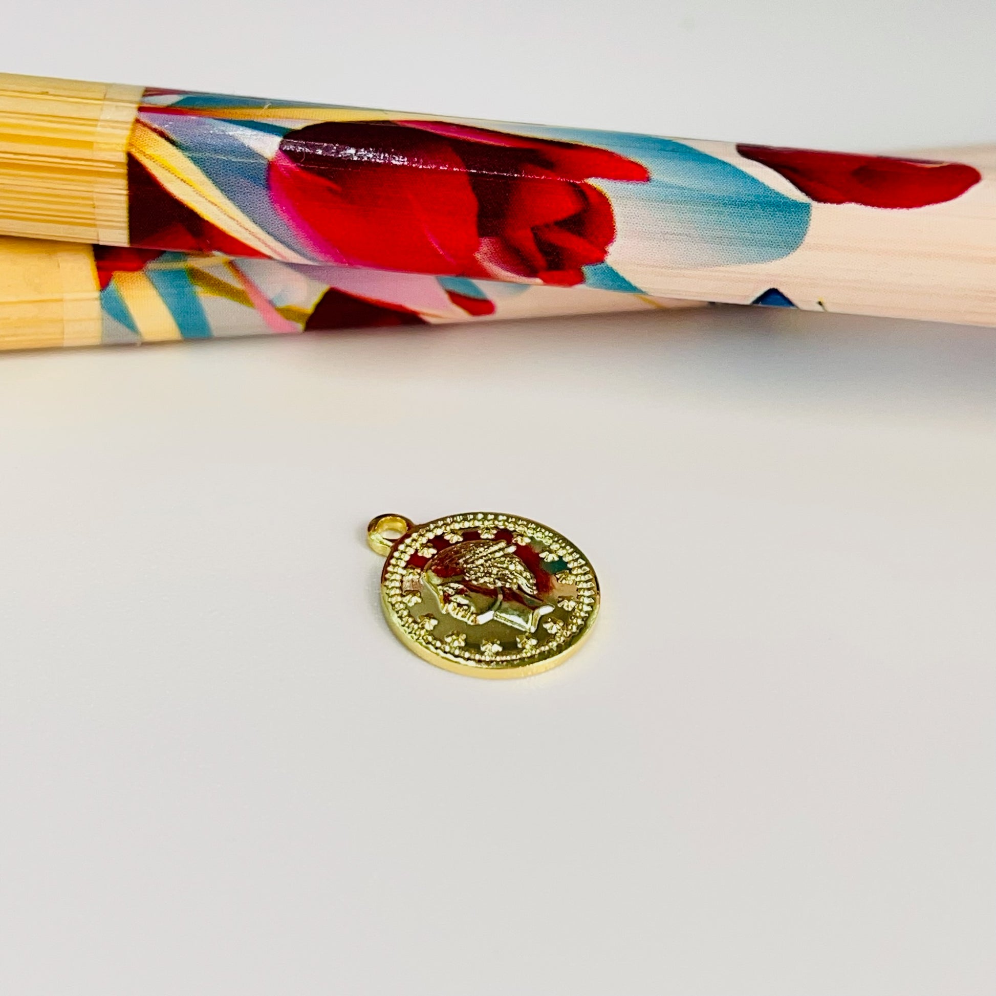 Joyas por Mayor Joyas Bañadas en Oro por Mayor Insumos para Joyas FO1194 Colgante Mini Moneda Lira Doble Faz Diá. 8 mm más argollita Espesor 1 mm Figura Baño Oro