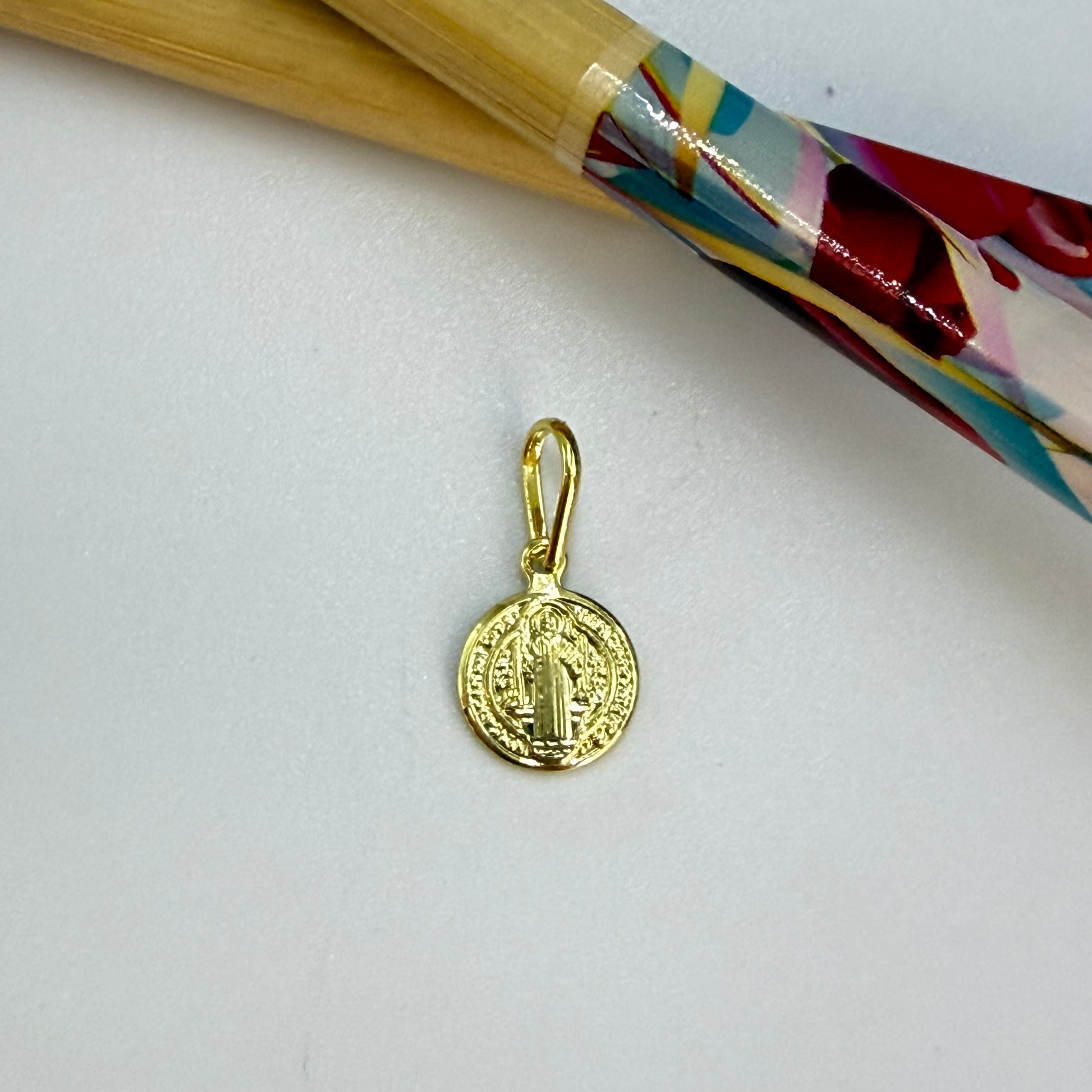 FO295 8 mm San Benito Figura Baño Oro Figuras Bañadas en Oro y Plata hecho de Bronce Bañado en Oro 18K Joyas Bañadas en Oro