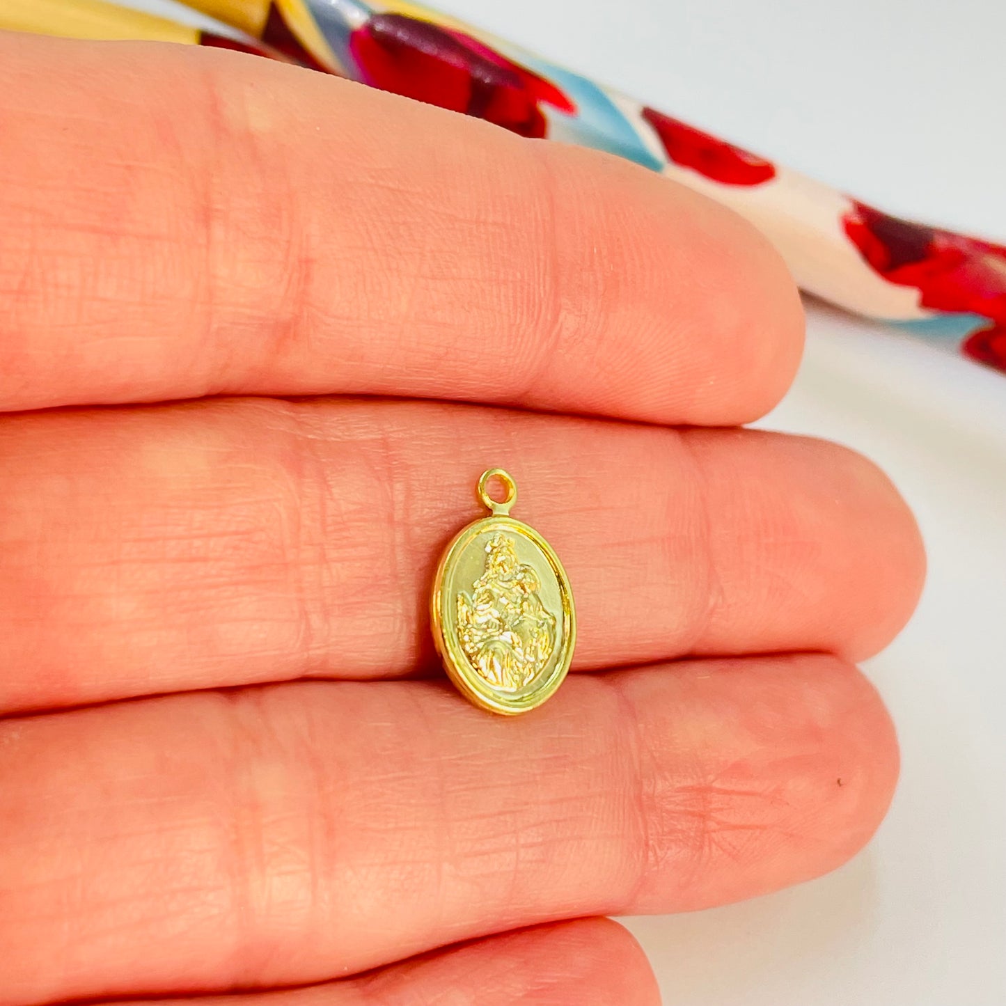 Joyas por Mayor Joyas Bañadas en Oro por Mayor Insumos para Joyas FO1201 Colgante Ovalado Nuestra Señora del Carmen 11 x 9 mm más argollita Espesor 1.1 mm Figura Baño Oro