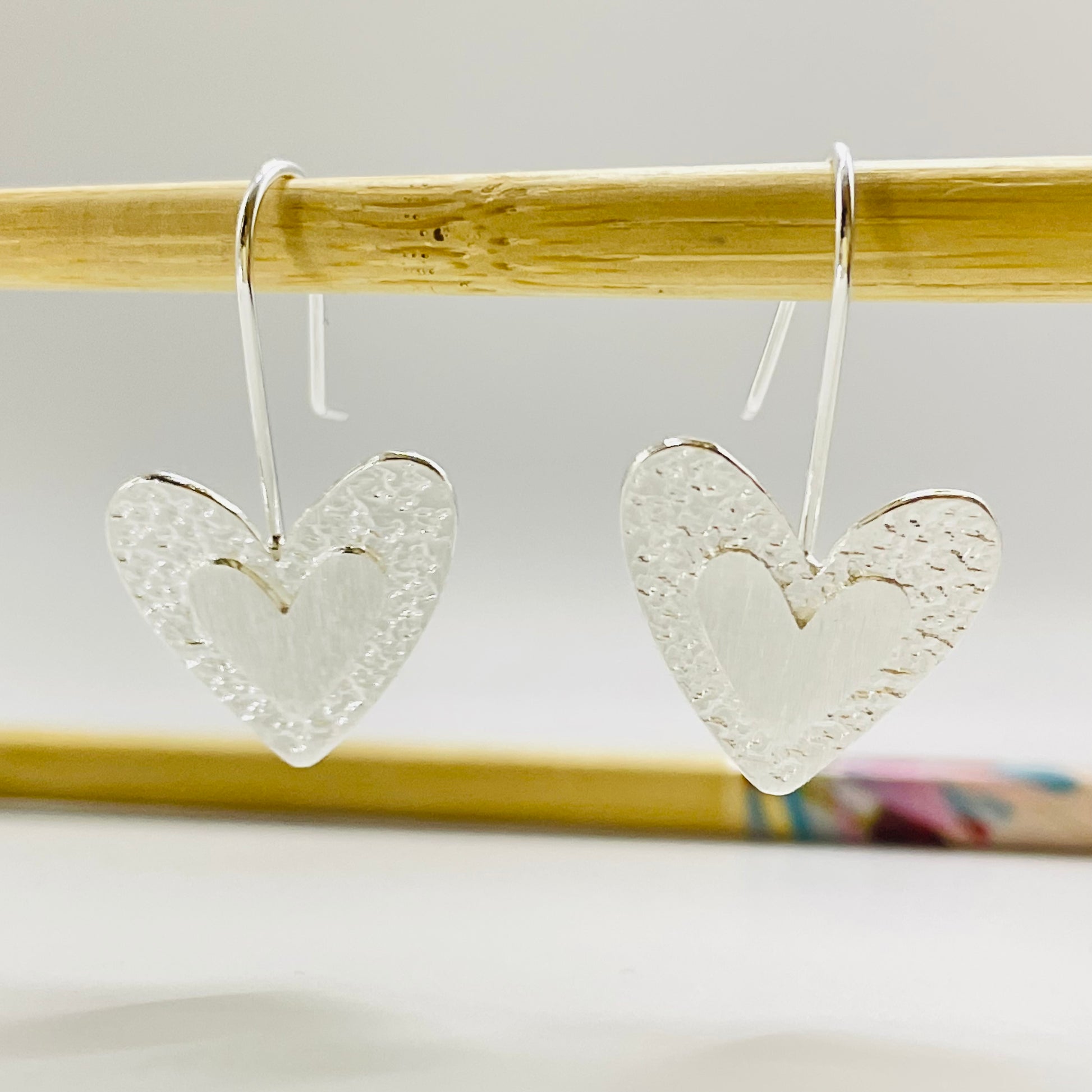XP385 Aro Colgante con gancho Corazón borde martelado y corazón en relieve 22 x 20 mm Largo Total 32 mm Aro Baño Plata Aros Bañados hecho de Bronce Bañado en Plata 50 ml Joyas Bañadas en Plata