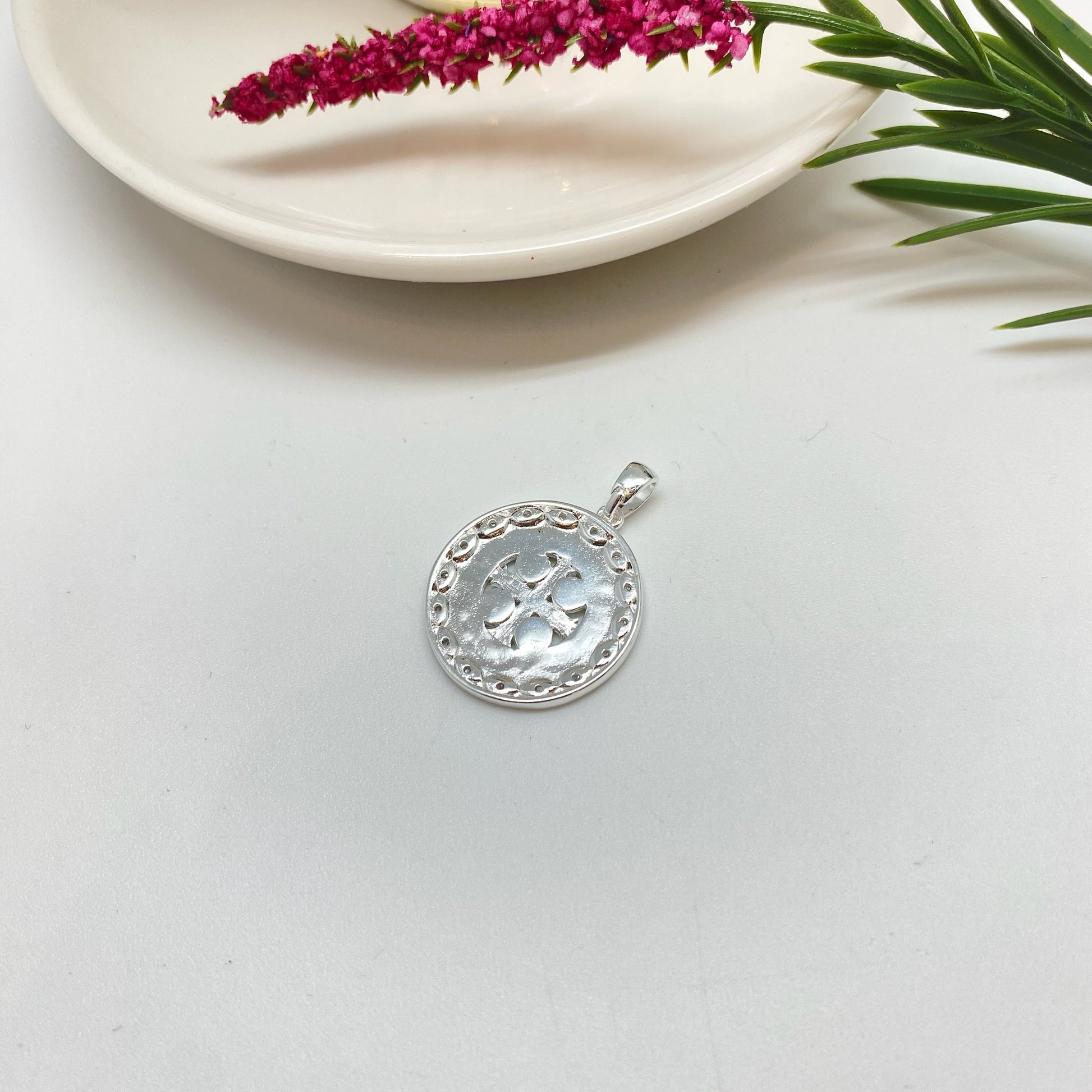 Joyas por Mayor Joyas Bañadas en Plata por Mayor Insumos para Joyas FP1236 Colgante San Benito centro calado borde circones 1 faz diá. 21 mm más valier de 9 x 3 mm Espesor 2 mm Figura Baño Plata