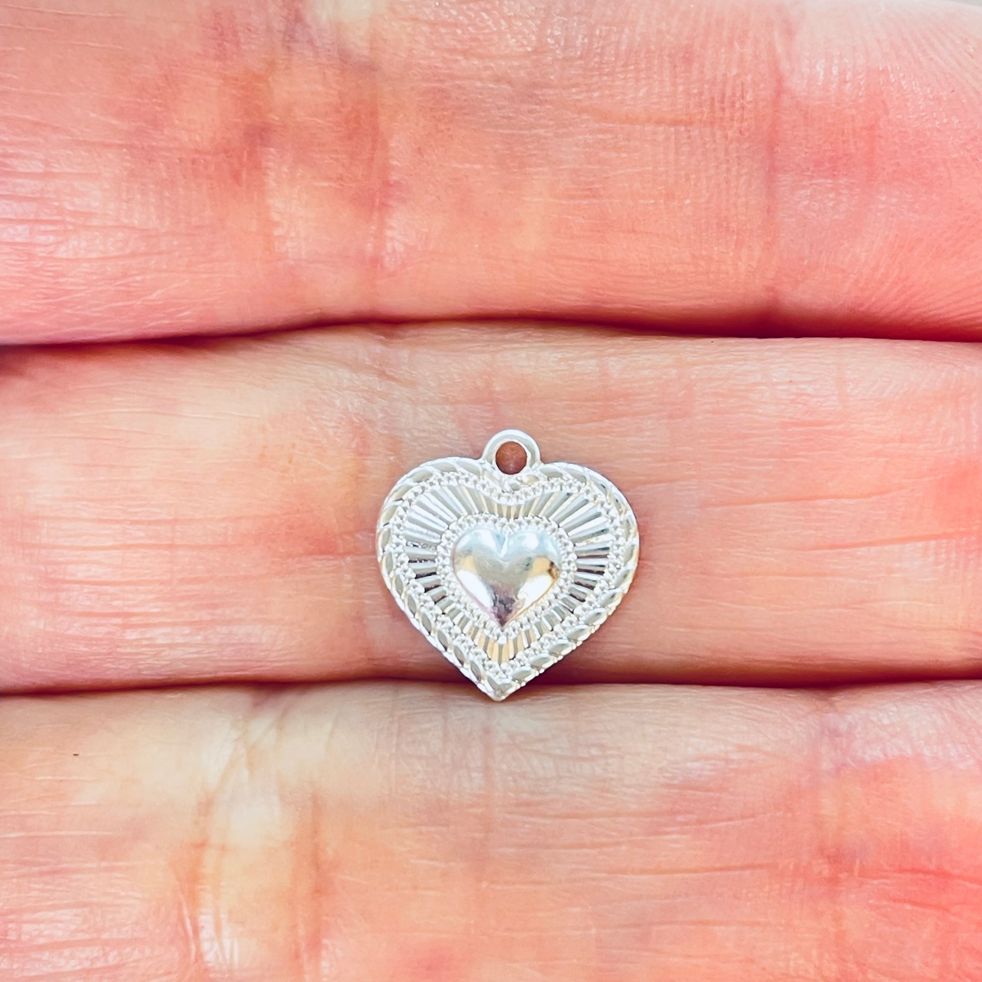 Joyas por Mayor Joyas Bañadas en Plata por Mayor Insumos para Joyas FP1203 Colgante Sagrado Corazón Borde Trenzado 10 x 10 mm más argollita Espesor 1 mm Figura Baño Plata
