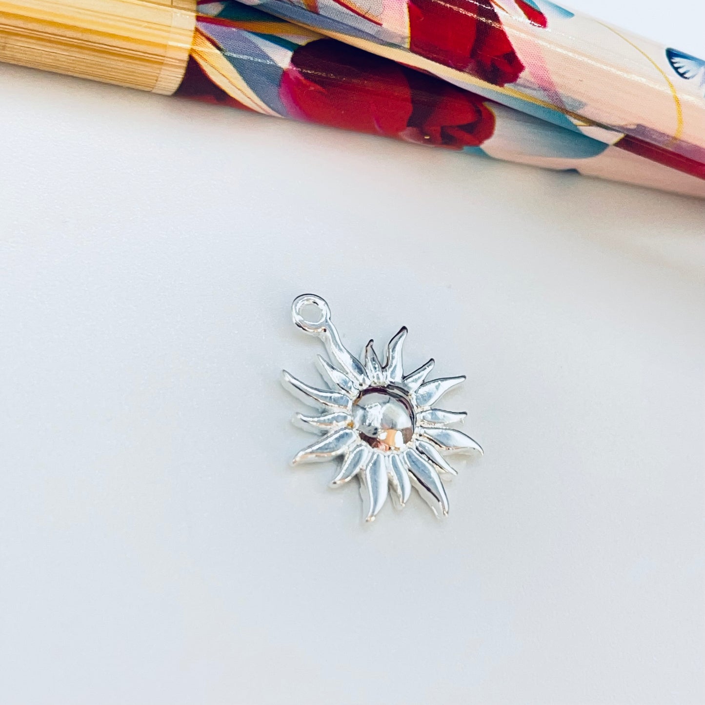FP1223 Colgante Sol 15 x 15 mm más argollita Espesor 1.1 mm Figura Baño Plata