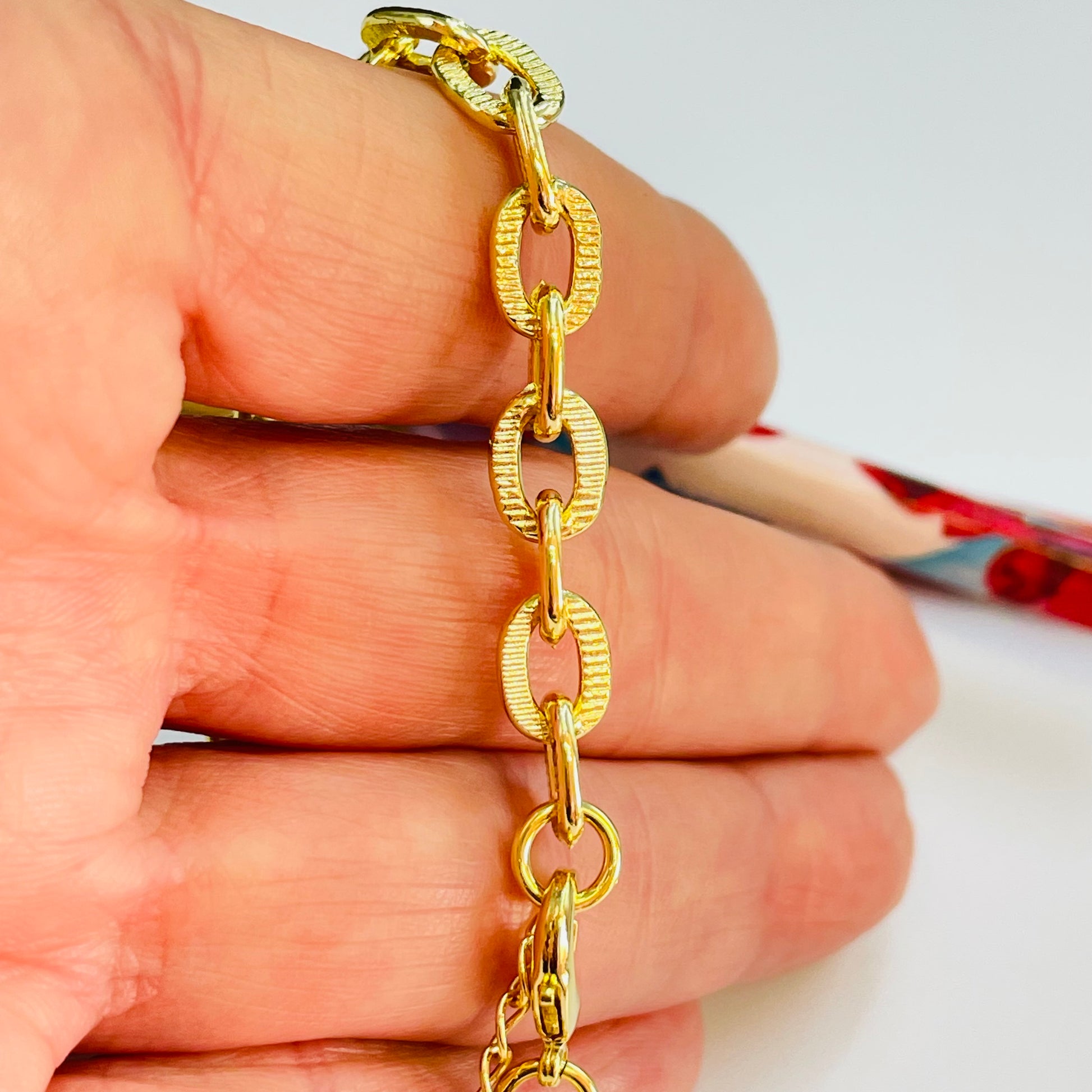 PO16 Pulsera Eslabones Candado con rayitas 17 cm mas extensor 5 cm Eslabón 8 x 6 mm Espesor 1.2 mm Pulsera Baño Oro Pulseras hecho de Bronce Bañado en Oro 18K Joyas Bañadas en Oro