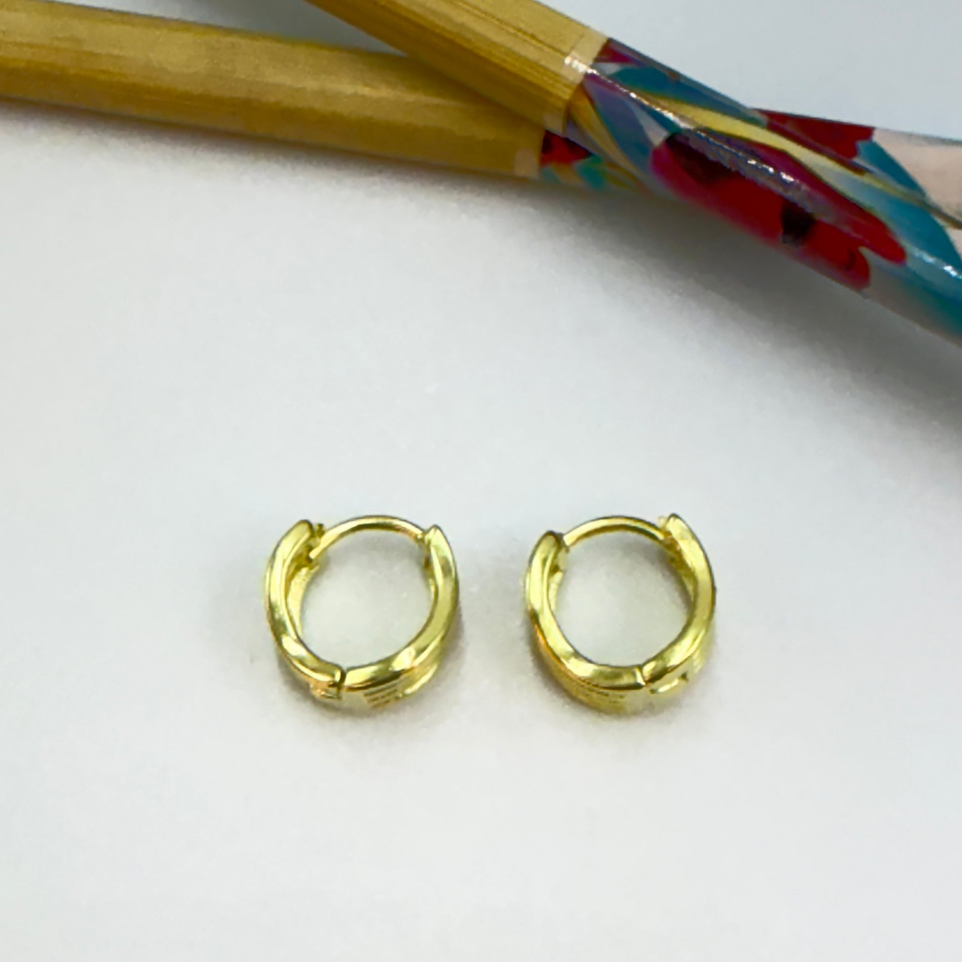 Joyas por Mayor Joyas Bañadas en Oro por Mayor Insumos para Joyas XO557 Aro Argolla Click 3 Líneas Onduladas diá. 12 mm Ancho 6 mm Espesor 1.5 mm Aro Baño Oro