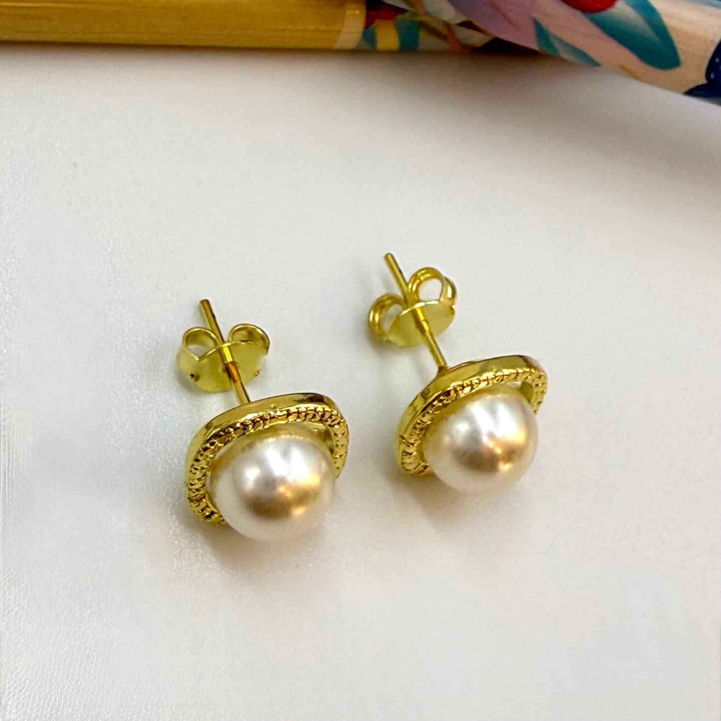Joyas por Mayor Joyas Bañadas en Oro por Mayor Insumos para Joyas XO560 Aro Media Perla de 10 mm con Bisel Texturado 11 mm Espesor 1.8 mm Aro Baño Oro