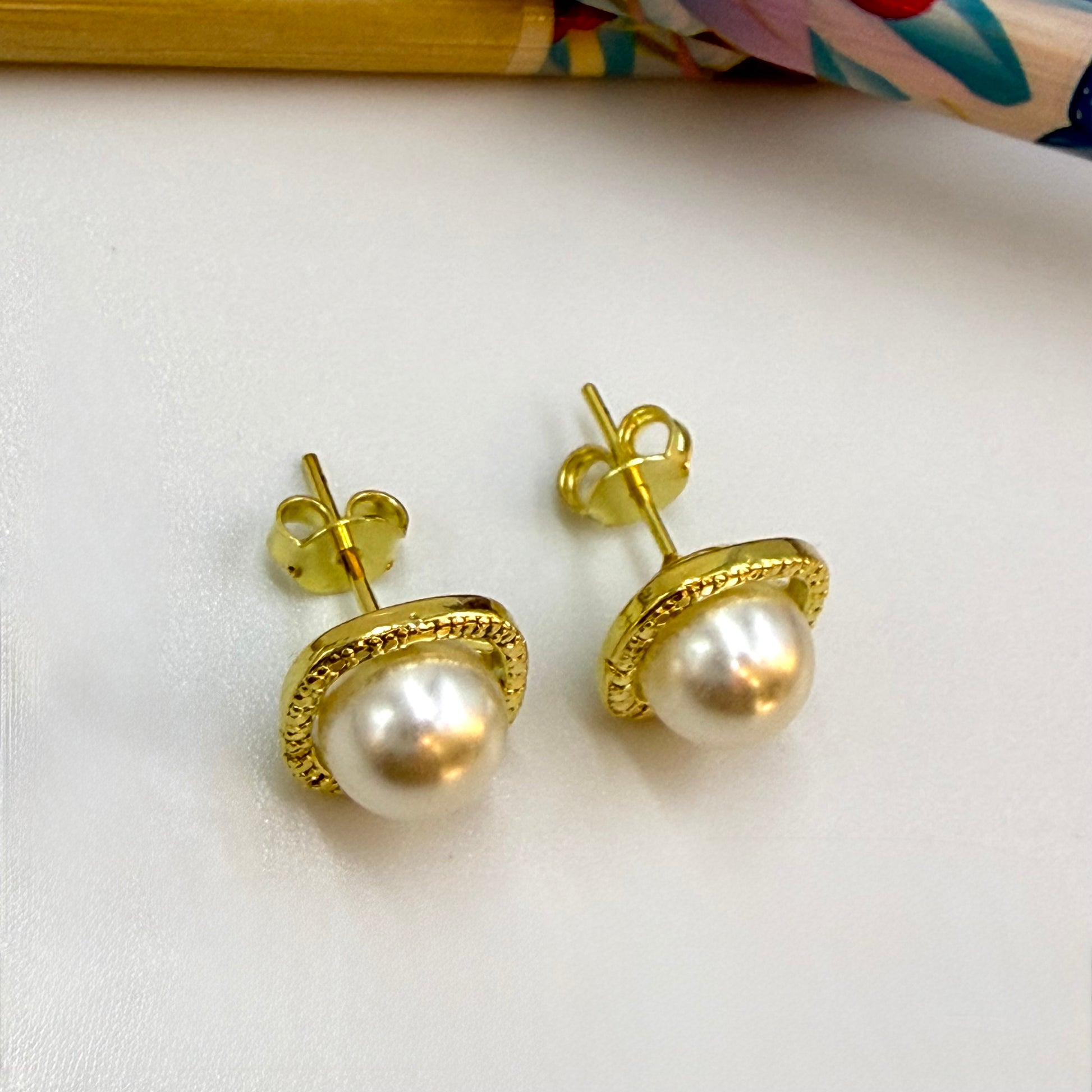 Joyas por Mayor Joyas Bañadas en Oro por Mayor Insumos para Joyas XO560 Aro Media Perla de 10 mm con Bisel Texturado 11 mm Espesor 1.8 mm Aro Baño Oro
