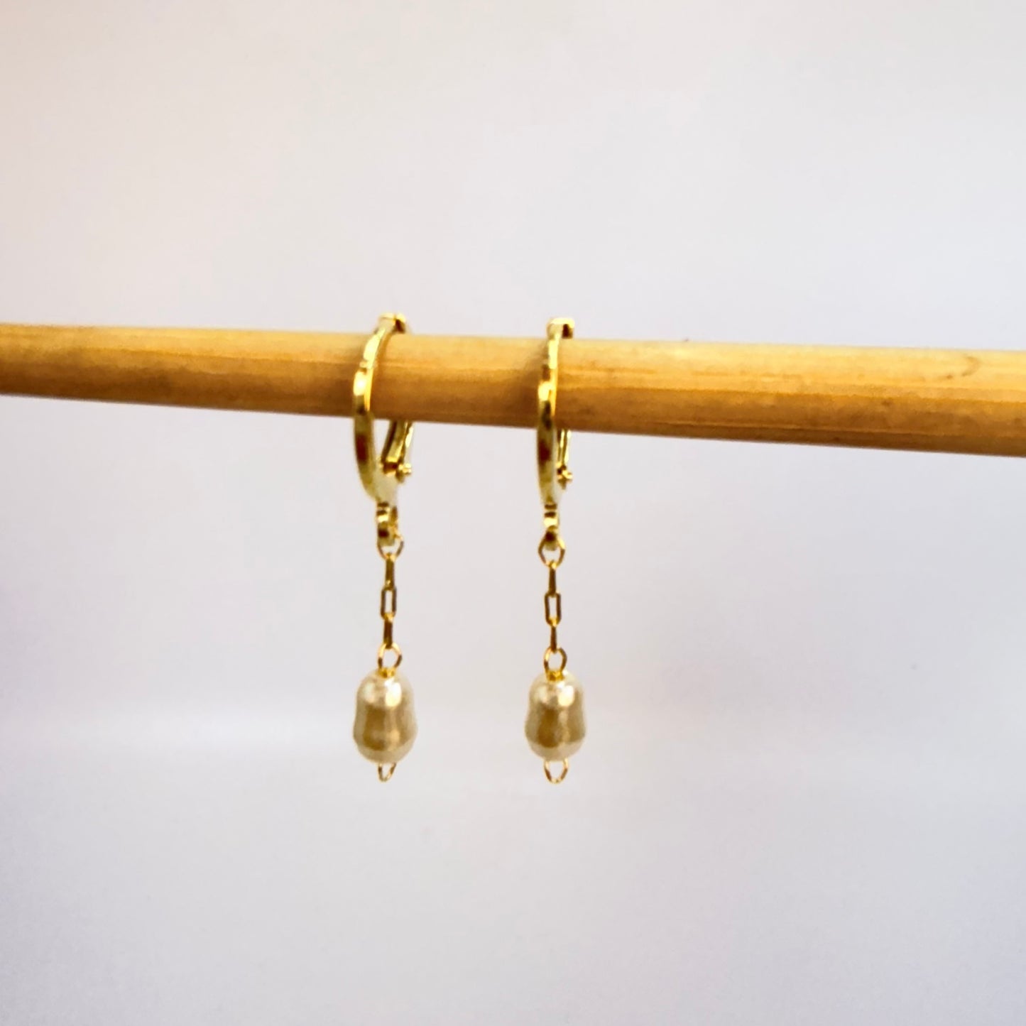 Joyas por Mayor Joyas Bañadas en Oro por Mayor Insumos para Joyas XO562 Aro Argolla con Perla tipo Río de 7x5 mm Largo Total 30 mm Largo cadena 18 mm Aro Baño Oro
