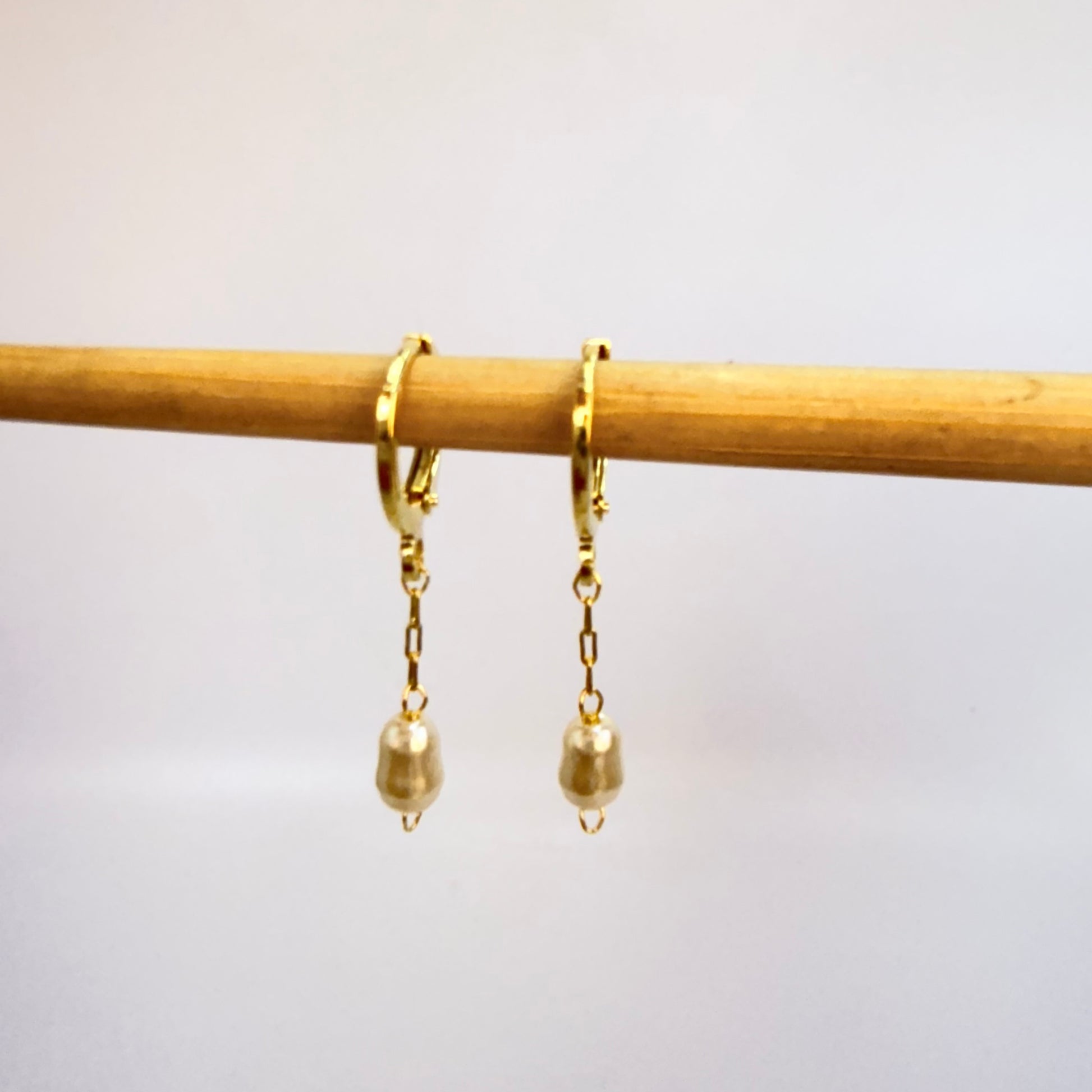 Joyas por Mayor Joyas Bañadas en Oro por Mayor Insumos para Joyas XO562 Aro Argolla con Perla tipo Río de 7x5 mm Largo Total 30 mm Largo cadena 18 mm Aro Baño Oro