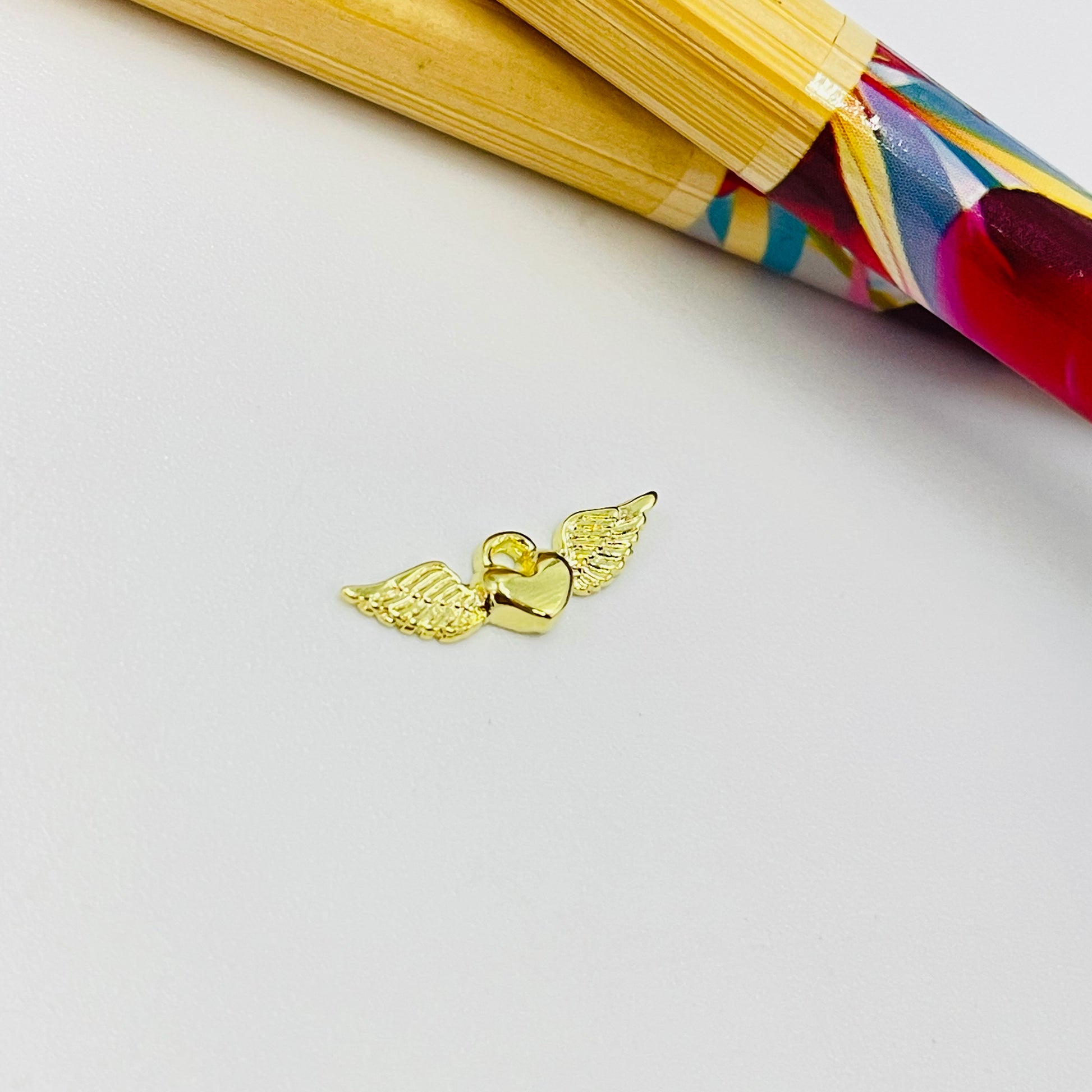 FO420 Colgante Alitas Corazón 5x20 mm Figura Baño Oro Figuras Bañadas en Oro y Plata hecho de Bronce Bañado en Oro 18K