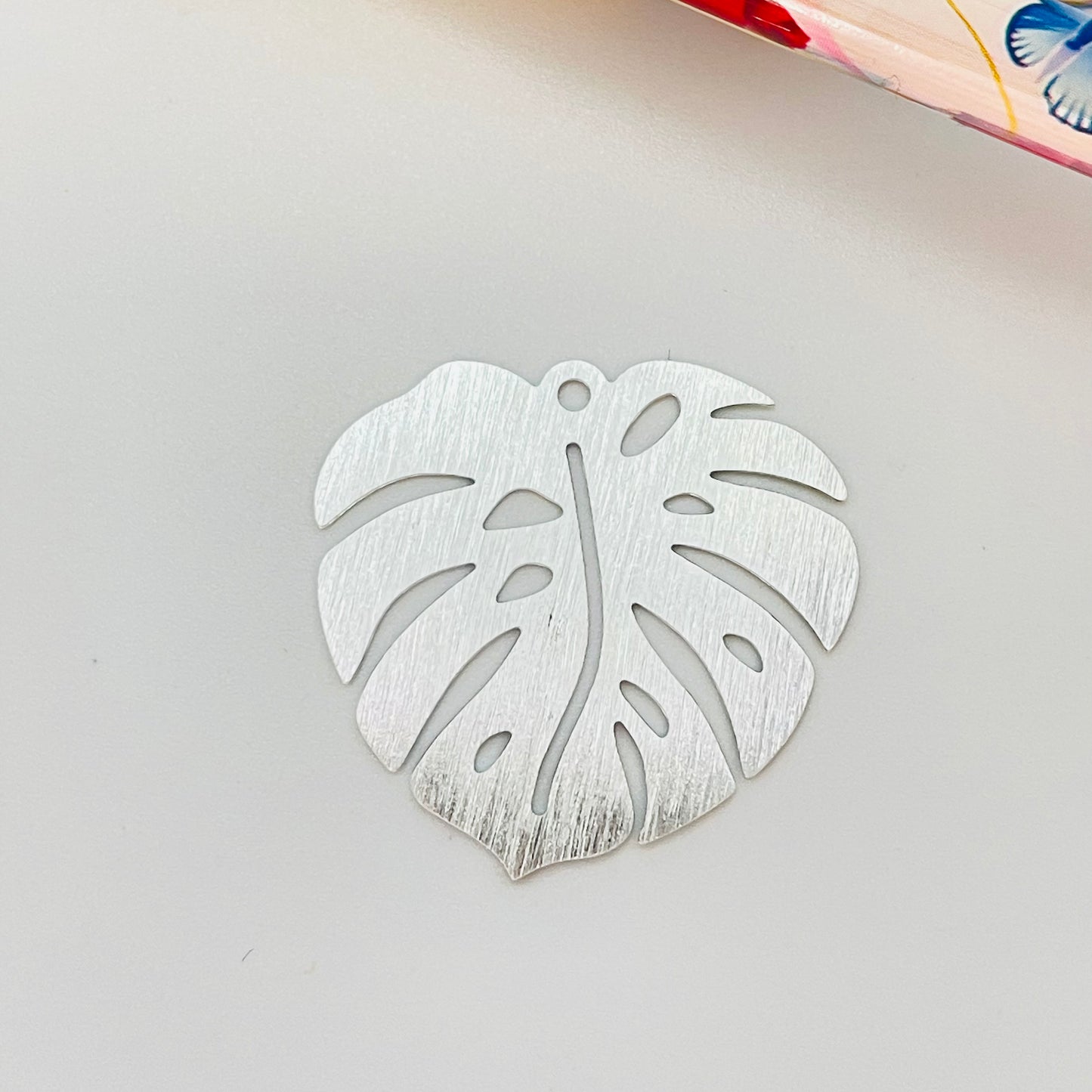 FP1111 Colgante Calado Lijado Monstera M 30 x 29.5 mm Espesor 0.8 mm Figura Baño Plata Figuras Bañadas hecho de Bronce Bañado en Plata 50 ml Joyas Bañadas en Plata