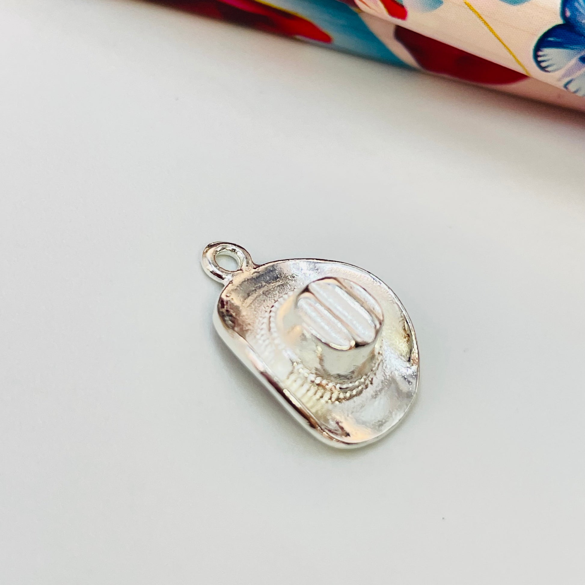 Joyas por Mayor Joyas Bañadas en Plata por Mayor Insumos para Joyas FP1148 Colgante Sombrero Cowboy 15 x 12 mm más argollita Ancho 5.5 mm Espesor 1.2 mm Figura Baño Plata