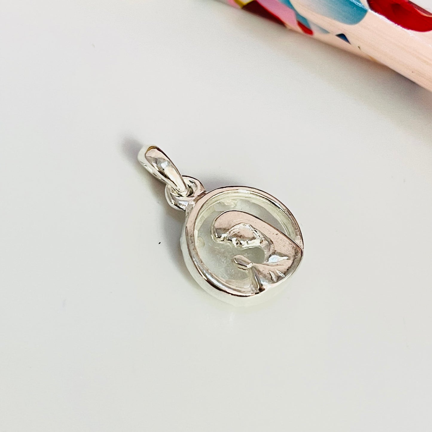 FP1050-Cristal Empavonado Colgante Virgen Niña fondo Cristal diá. 13 mm más argollita más valier Figura Baño Plata Figuras Bañadas hecho de Bronce Bañado en Plata 50 ml Joyas Bañadas en Plata