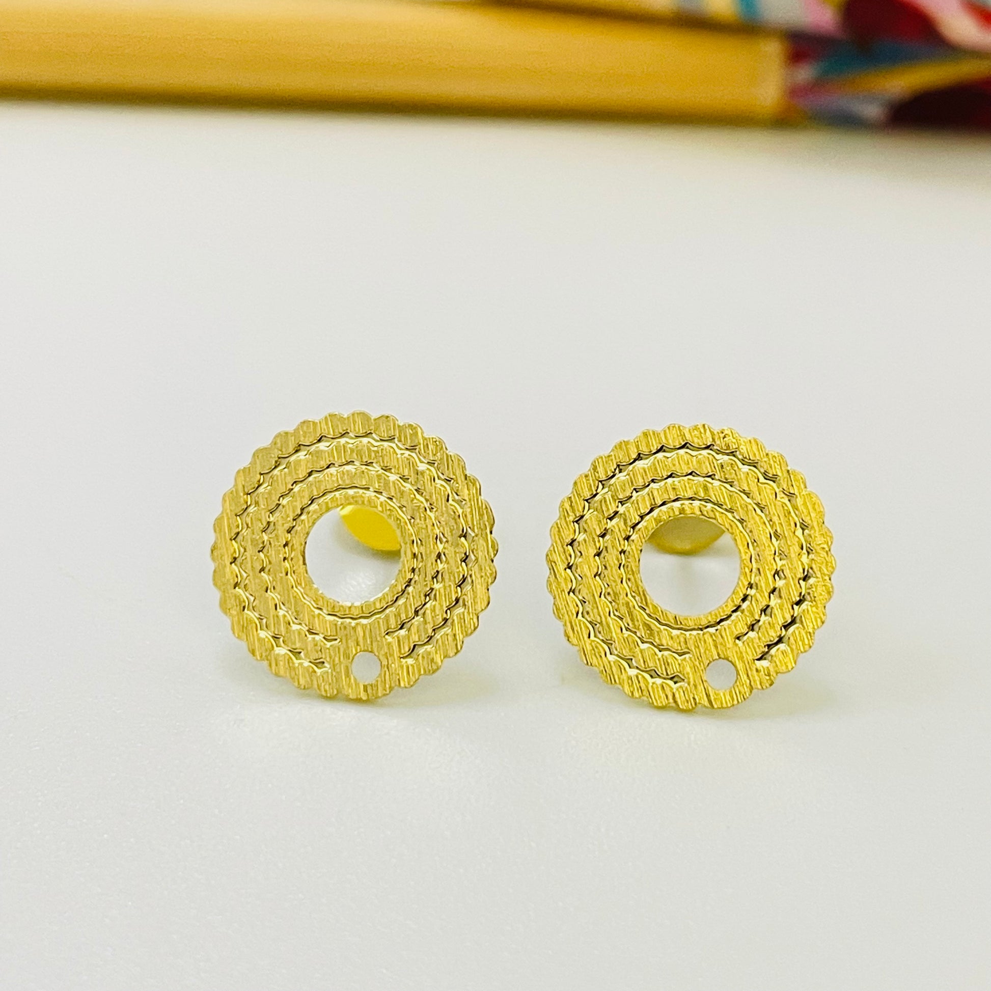 BO99 Base Lijada Estampada y abertura central diá. 12 mm más perforación inferior Espesor 0.8 mm Base de Aro Baño Oro Base de Aro hecho de Bronce Bañado en Oro 18K Joyas Bañadas en Oro