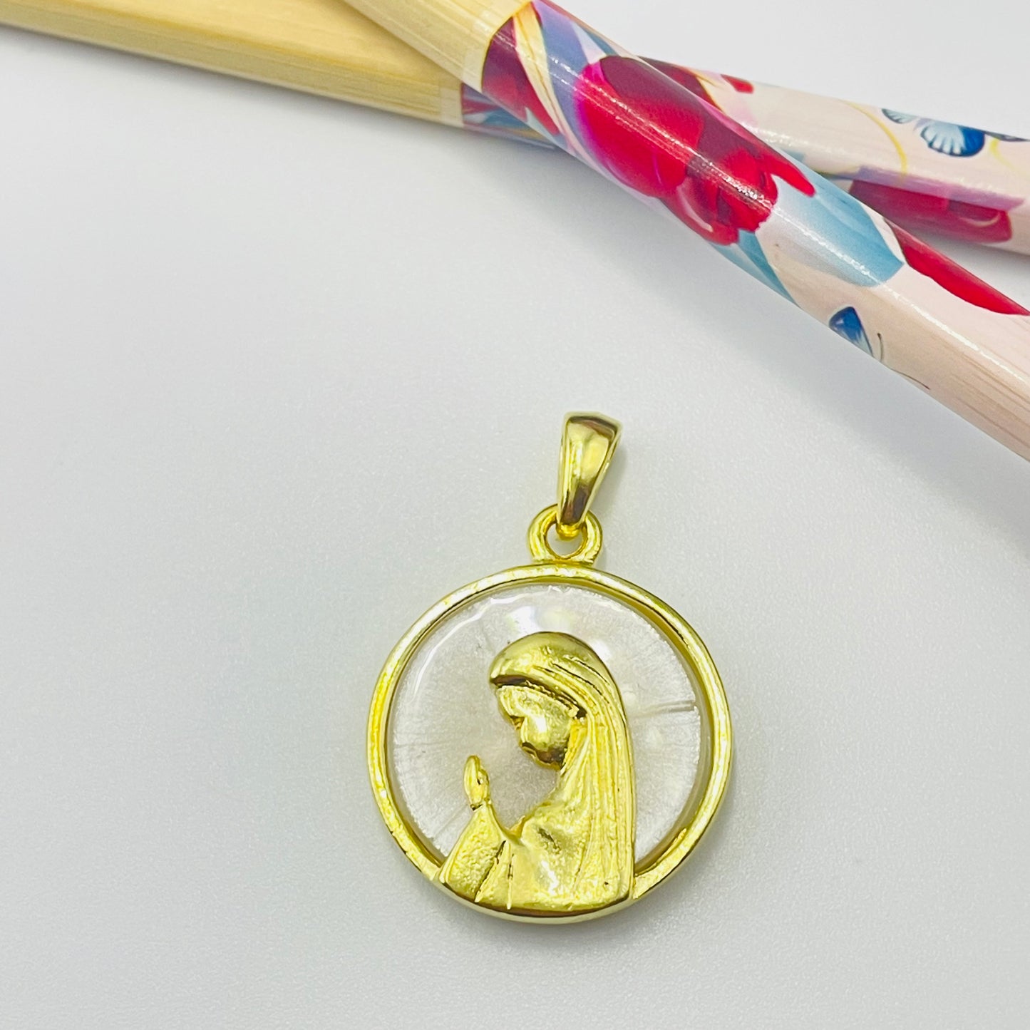 FO1051 Colgante Virgen Niña fondo Cristal diá. 23 mm más argollita más valier Figura Baño Oro
