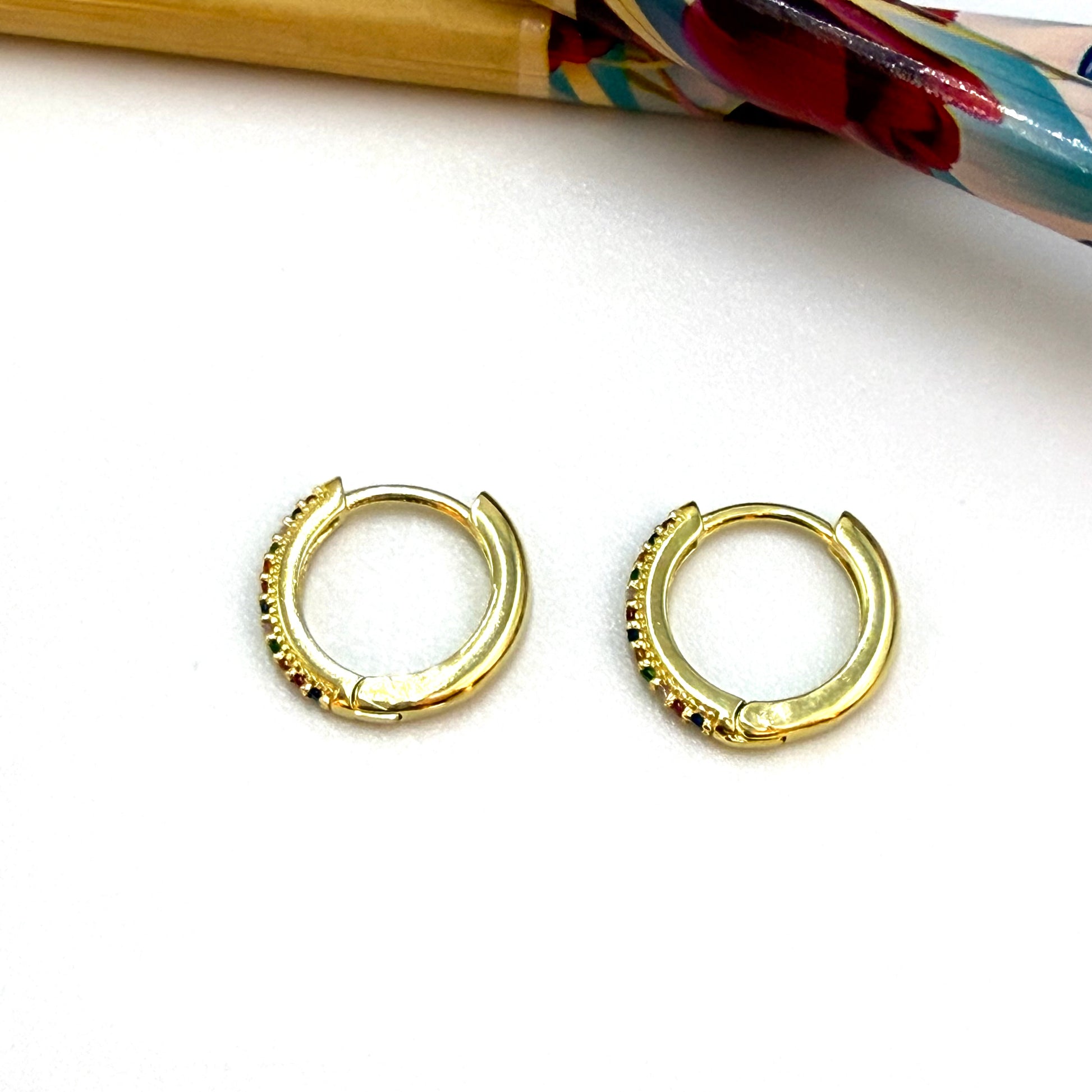 Joyas por Mayor Joyas Bañadas en Oro por Mayor Insumos para Joyas XO558 Aro Argolla Presión circones de colores diá. 14 mm Ancho y Espesor 2 mm Aro Baño Oro