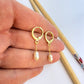 Joyas por Mayor Joyas Bañadas en Oro por Mayor Insumos para Joyas XO562 Aro Argolla con Perla tipo Río de 7x5 mm Largo Total 30 mm Largo cadena 18 mm Aro Baño Oro