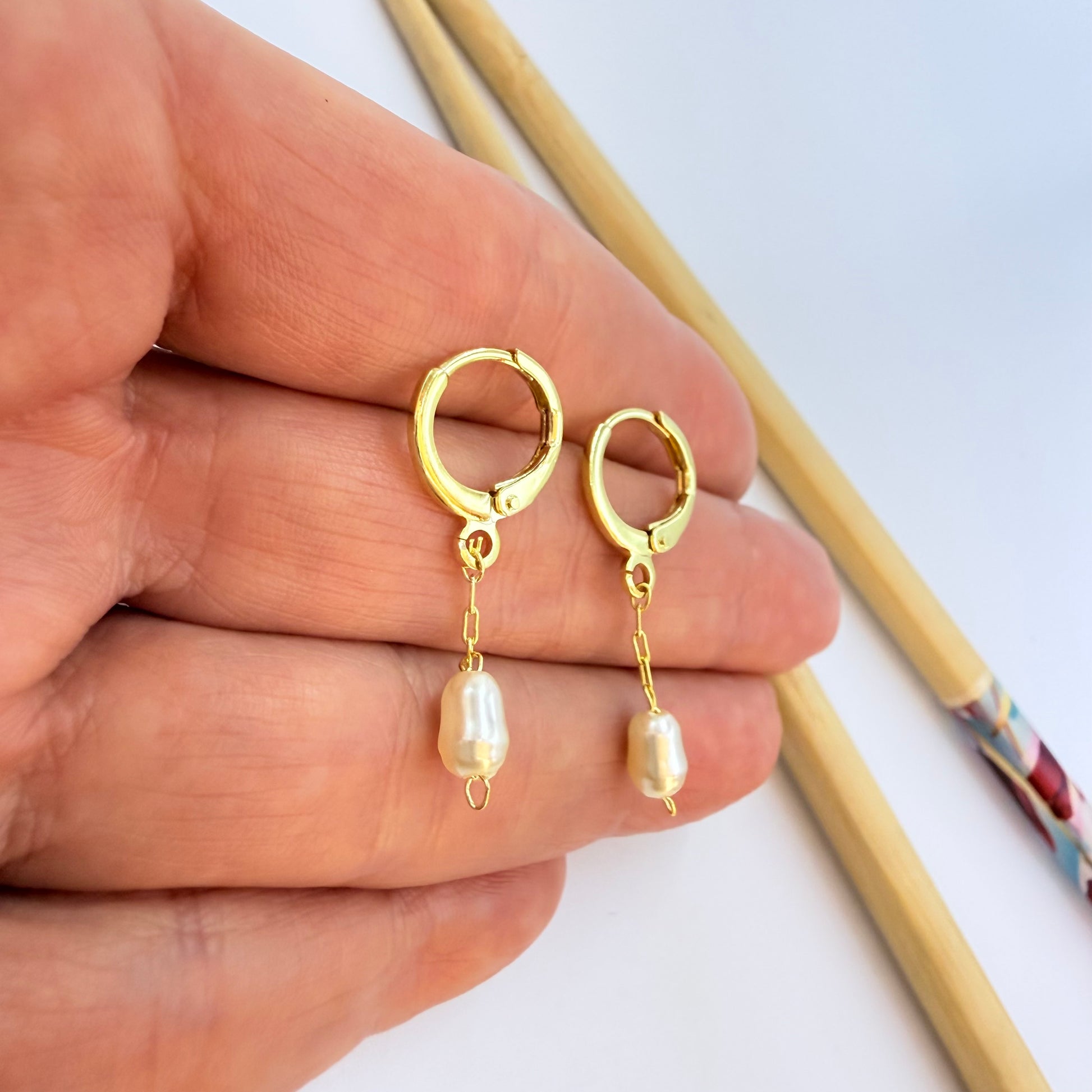 Joyas por Mayor Joyas Bañadas en Oro por Mayor Insumos para Joyas XO562 Aro Argolla con Perla tipo Río de 7x5 mm Largo Total 30 mm Largo cadena 18 mm Aro Baño Oro