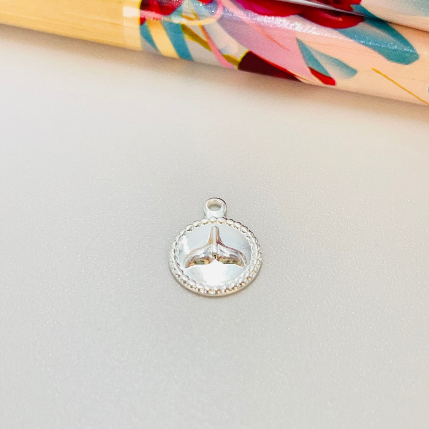 FP1196 Mini Colgante Redondo Diseños de Mar Borde Rutilado Diá. 8 mm más argollita Espesor 1 mm Figura Baño Plata