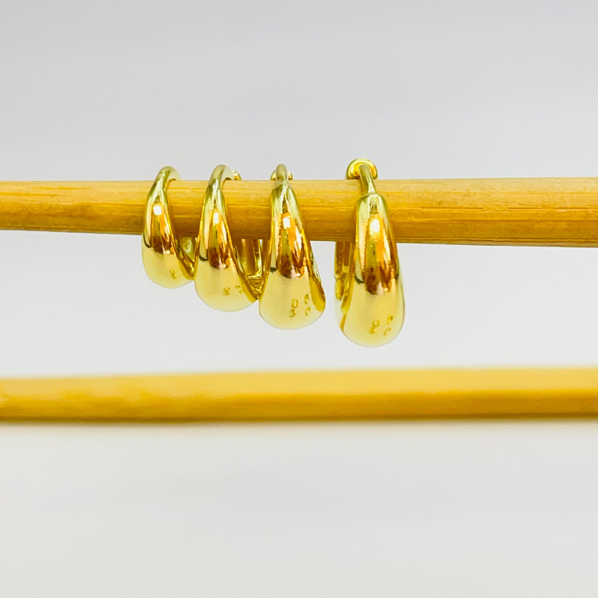 Joyas por Mayor Joyas Bañadas en Oro por Mayor Insumos para Joyas XO491 Aro Argolla Tipo Gota Presión Ancho de 2.5 a 5 mm Espesor 1 mm Aro Baño Oro