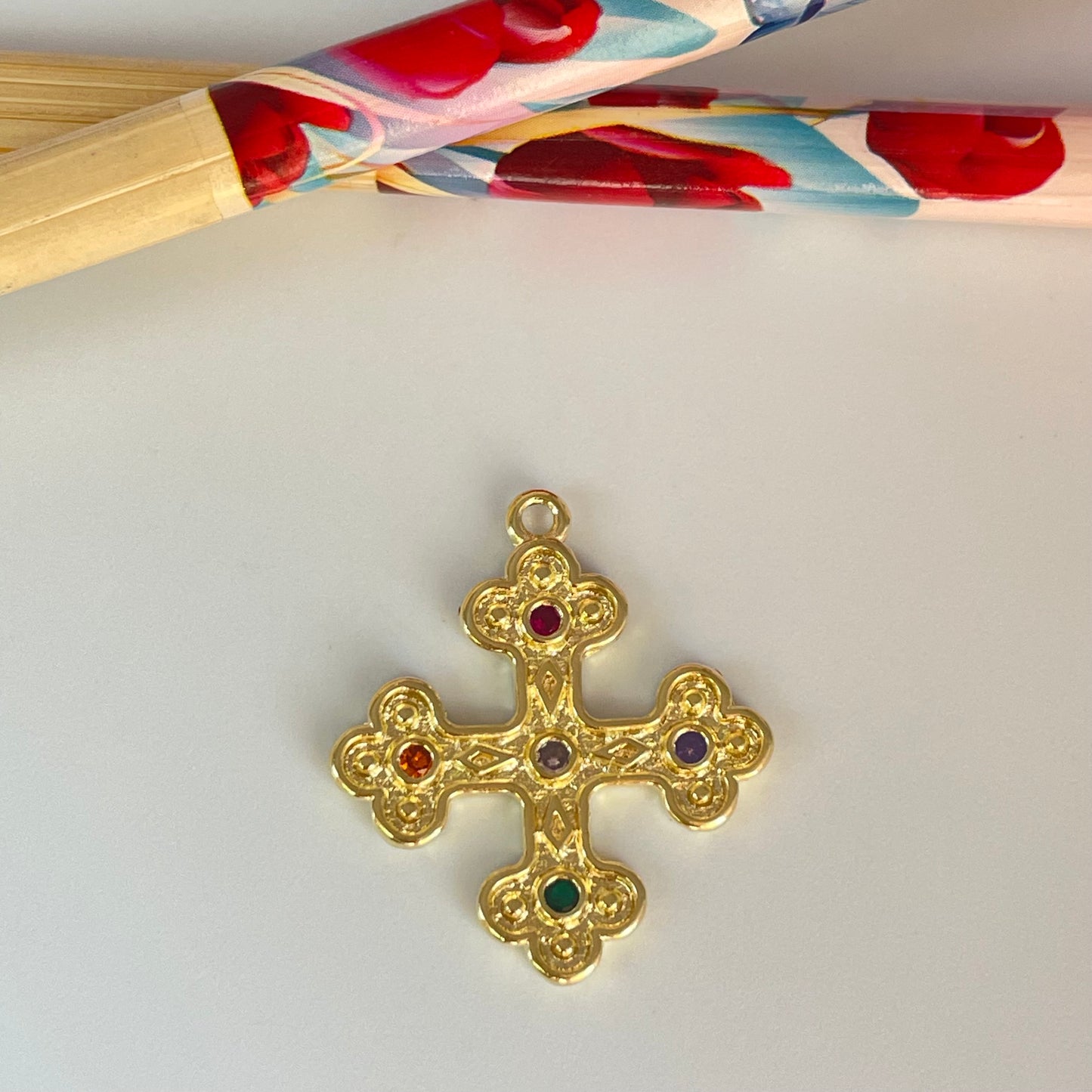 FO1132 Colgante cruz tipo medieval Circones 20 x 20 mm más argollita Espesor 1.9 mm Figura Baño Oro Figuras Bañadas hecho de Bronce Bañado en Oro 18K Joyas Bañadas en Oro