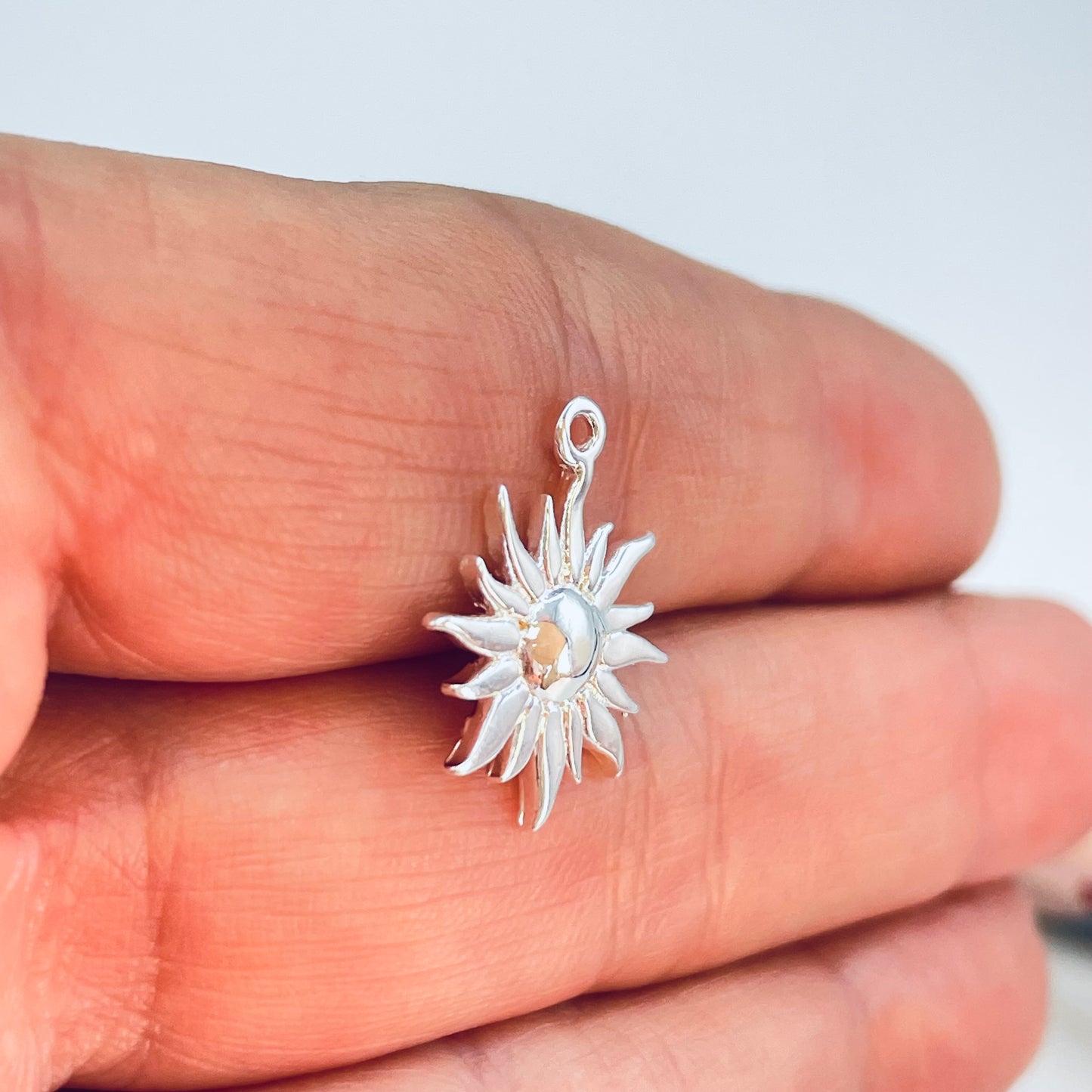 FP1223 Colgante Sol 15 x 15 mm más argollita Espesor 1.1 mm Figura Baño Plata