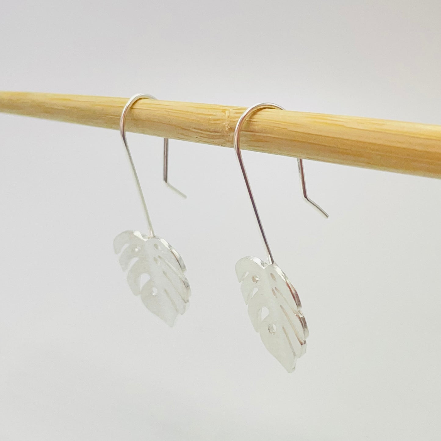 Joyas por Mayor Joyas Bañadas en Plata por Mayor Insumos para Joyas XP481 Aro Hoja Monstera 20 x 16 mm Espesor 1.2 mm con Gancho Largo Total 42 mm Aro Baño Plata