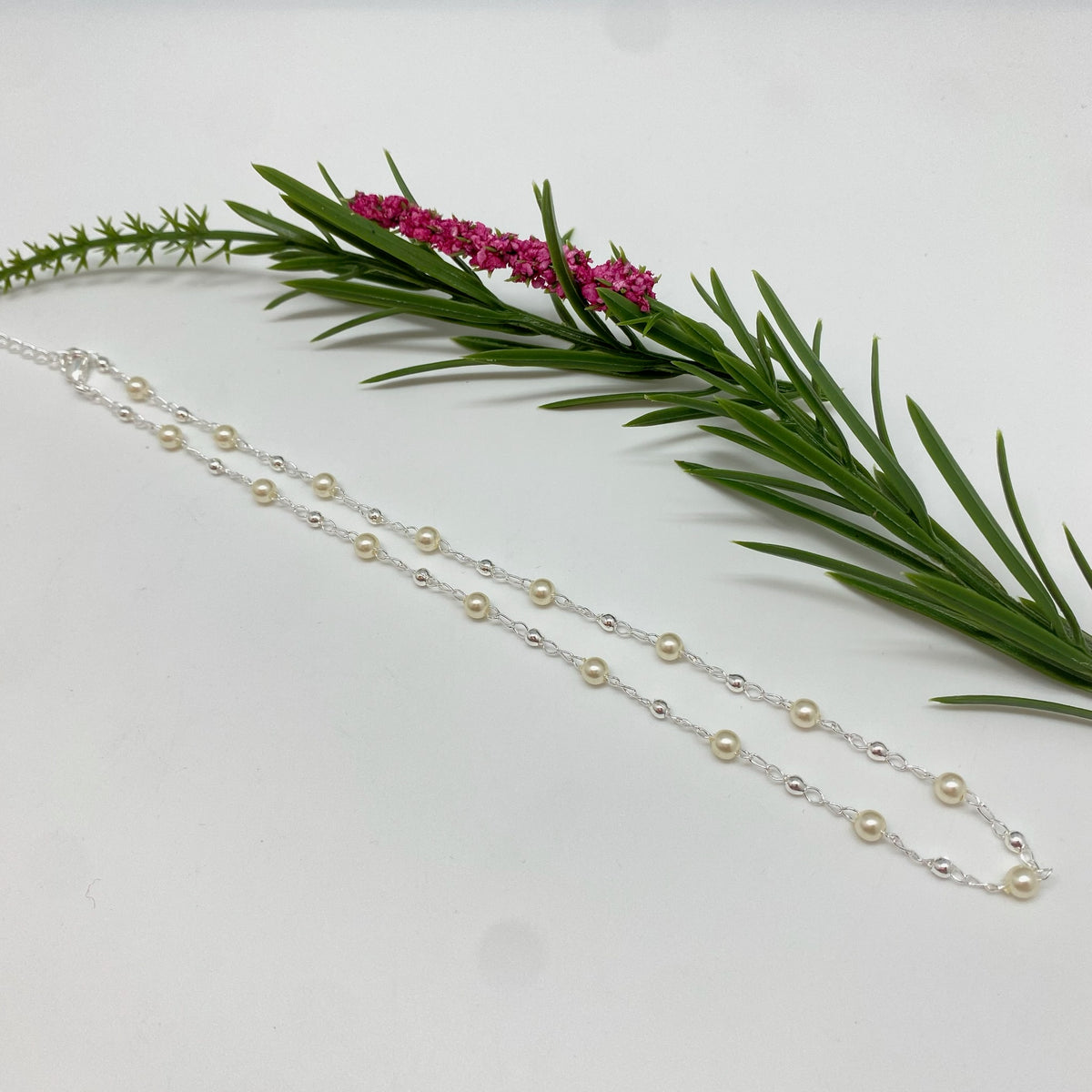 CP249 Chocker o collar de bolitas 2.8 mm y perlas 4 mm Largo 36 cm más extensor de 10 cm Collar Terminado Baño Plata