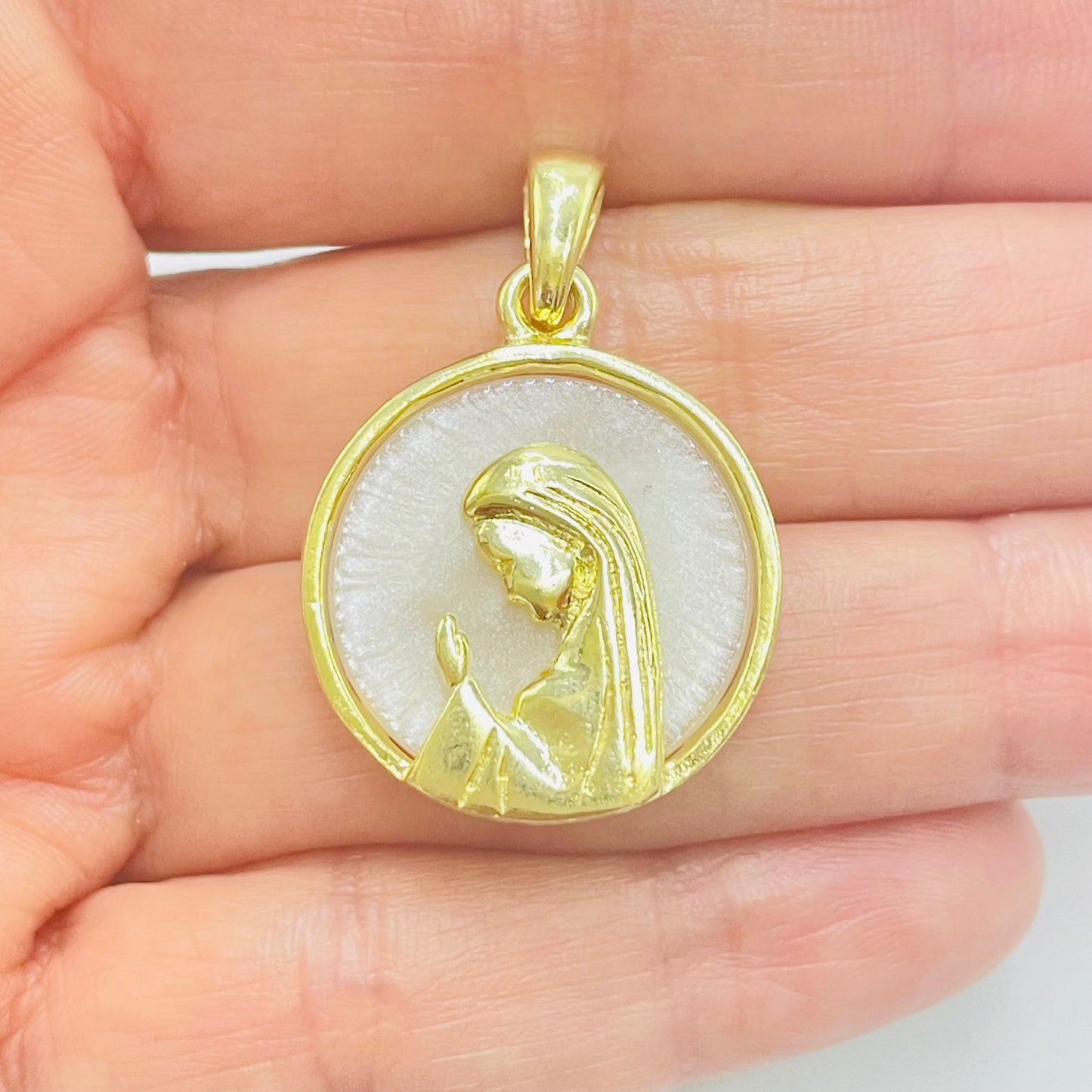 FO1051 Colgante Virgen Niña fondo Cristal diá. 23 mm más argollita más valier Figura Baño Oro