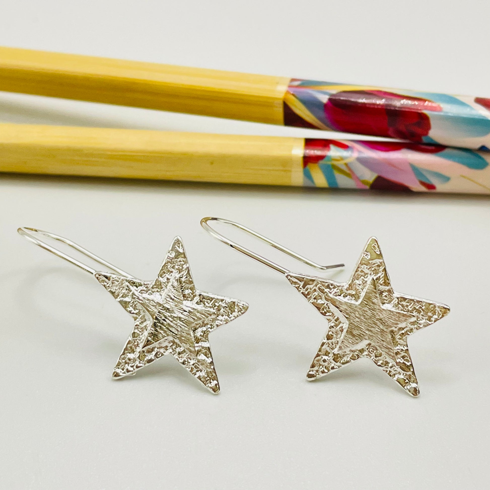 XP387 Aro Colgante con gancho Estrella borde martelado y estrella en relieve 22 x 20 mm Largo Total 32 mm Aro Baño Plata