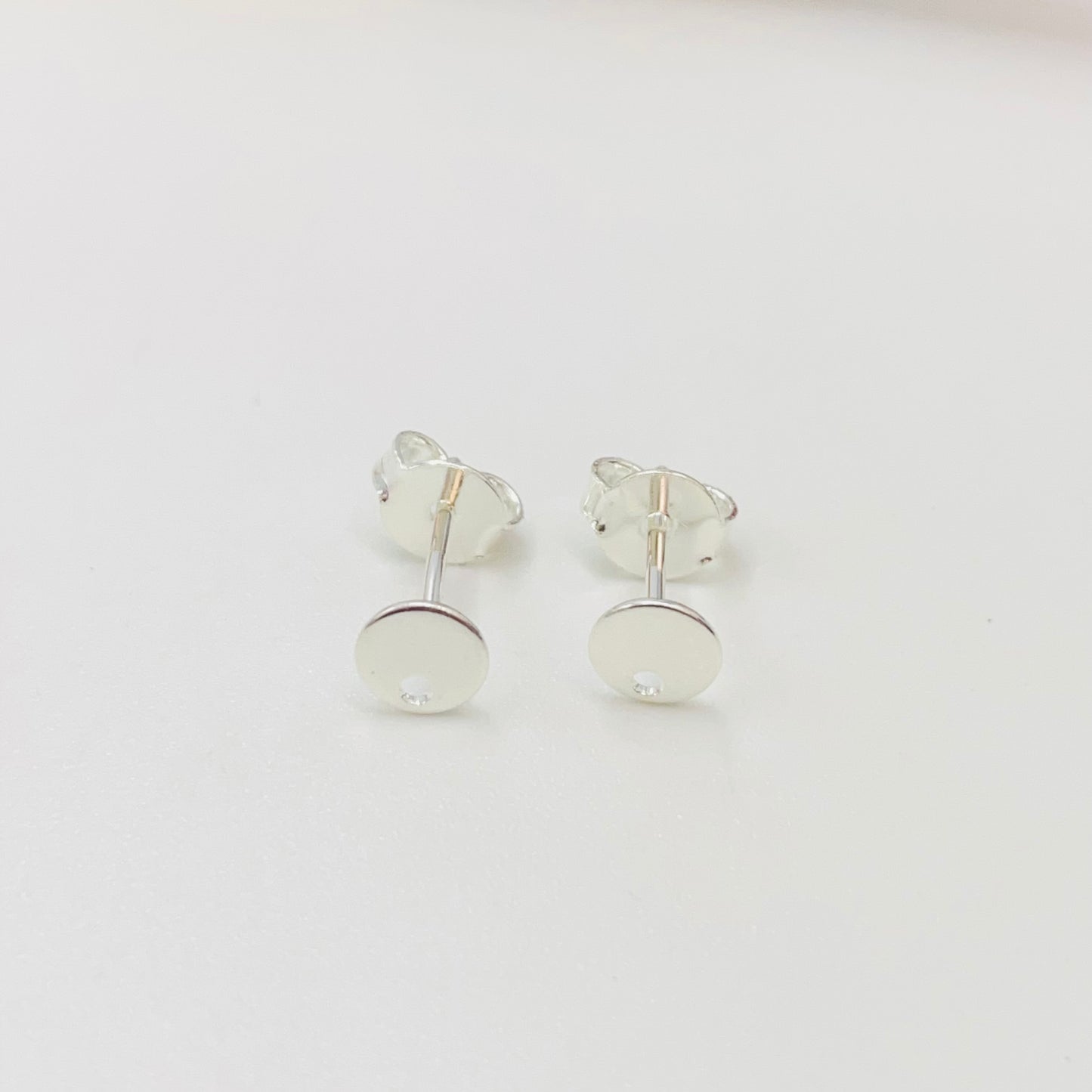 Joyas por Mayor Joyas Bañadas en Plata por Mayor Insumos para Joyas BP109 Base de Aro Redonda Mini perforación inferior Diá. 5 mm Espesor 0.5 mm Base de Aro Baño Plata