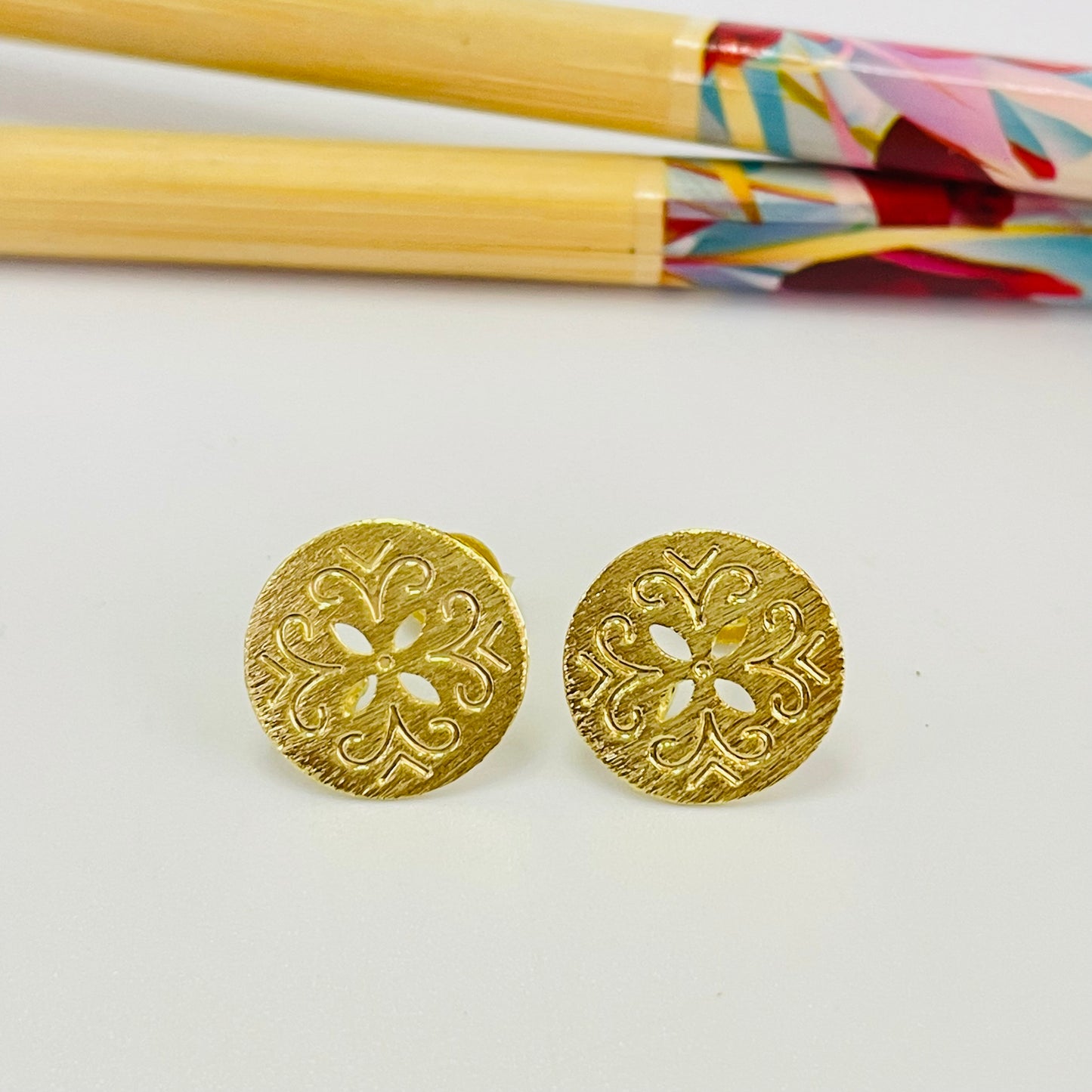 BO96 Base Aro Calada Lijada Tipo Stgo. Figuras caladas y estampadas diá. 13 mm Espesor 0.8 mm Argolla Posterior Base de Aro Baño Oro Base de Aro hecho de Bronce Bañado en Oro 18K Joyas Bañadas en Oro